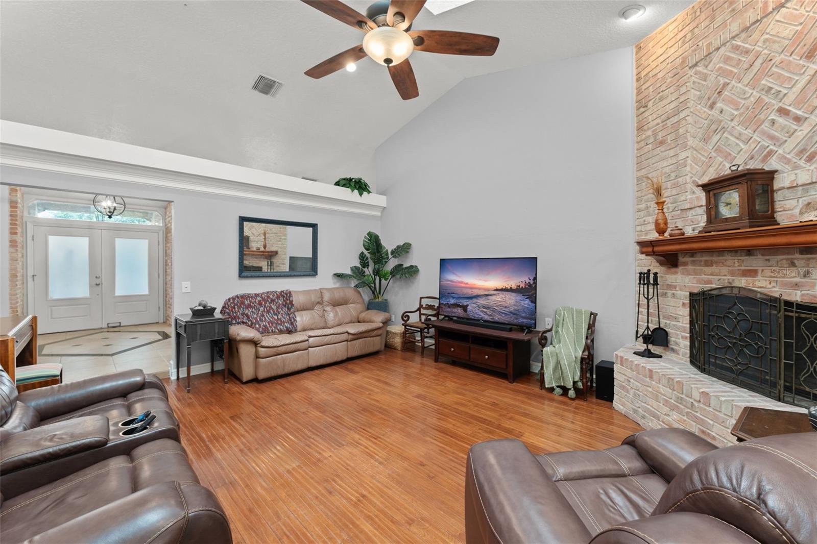 942 DEERWOOD LOOP