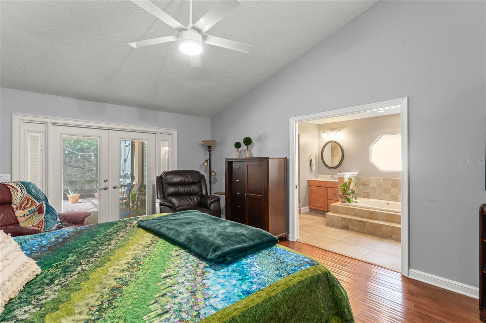 942 DEERWOOD LOOP