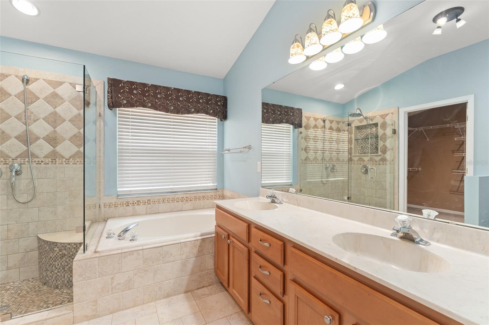 5864 AUTUMN CHASE CIR