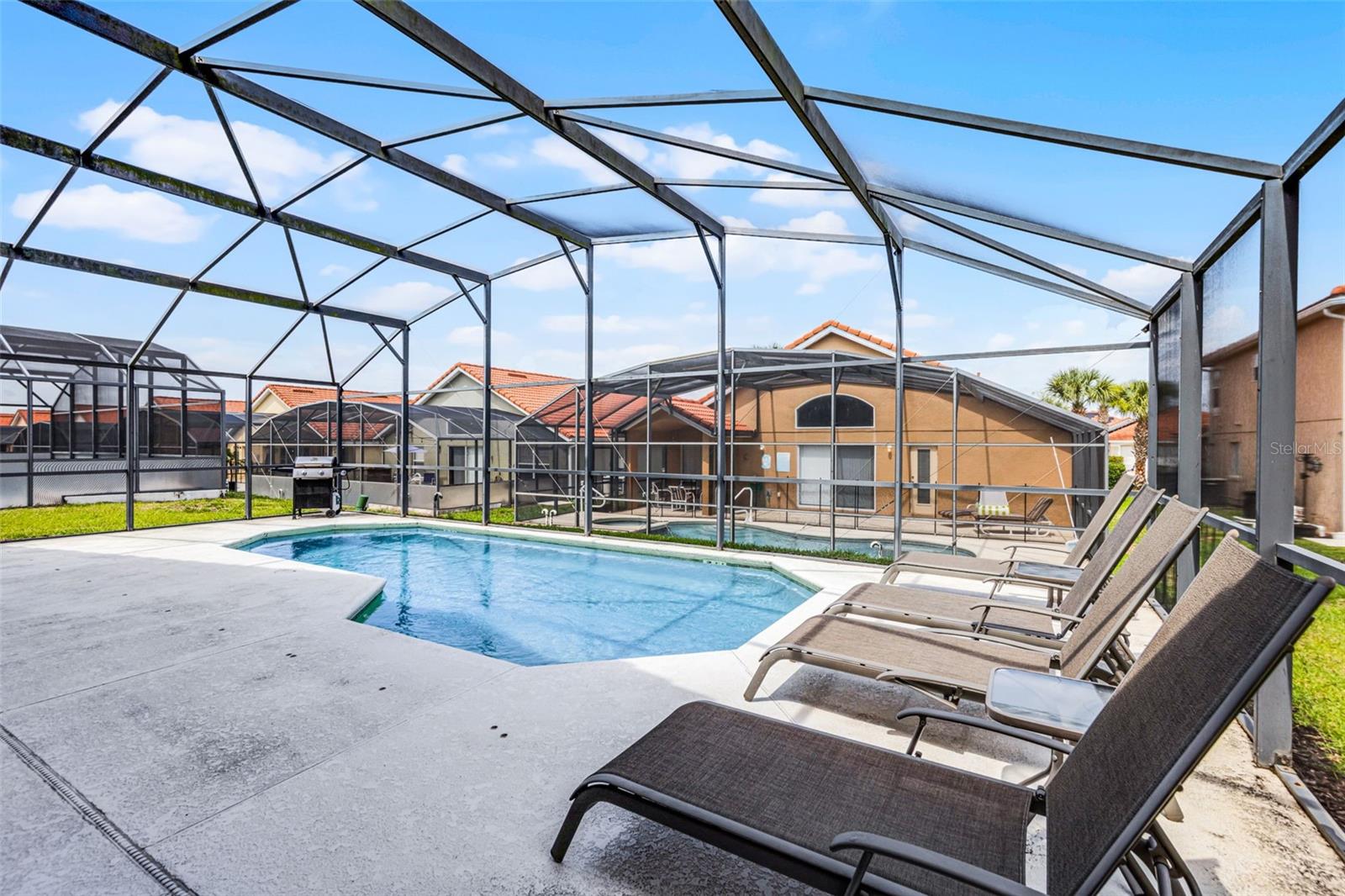 423 PALOMA DR