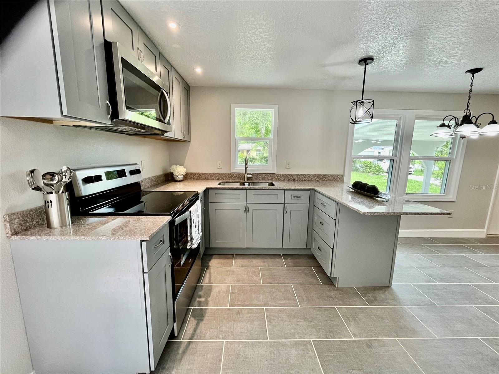 1404 E VOORHIS AVE
