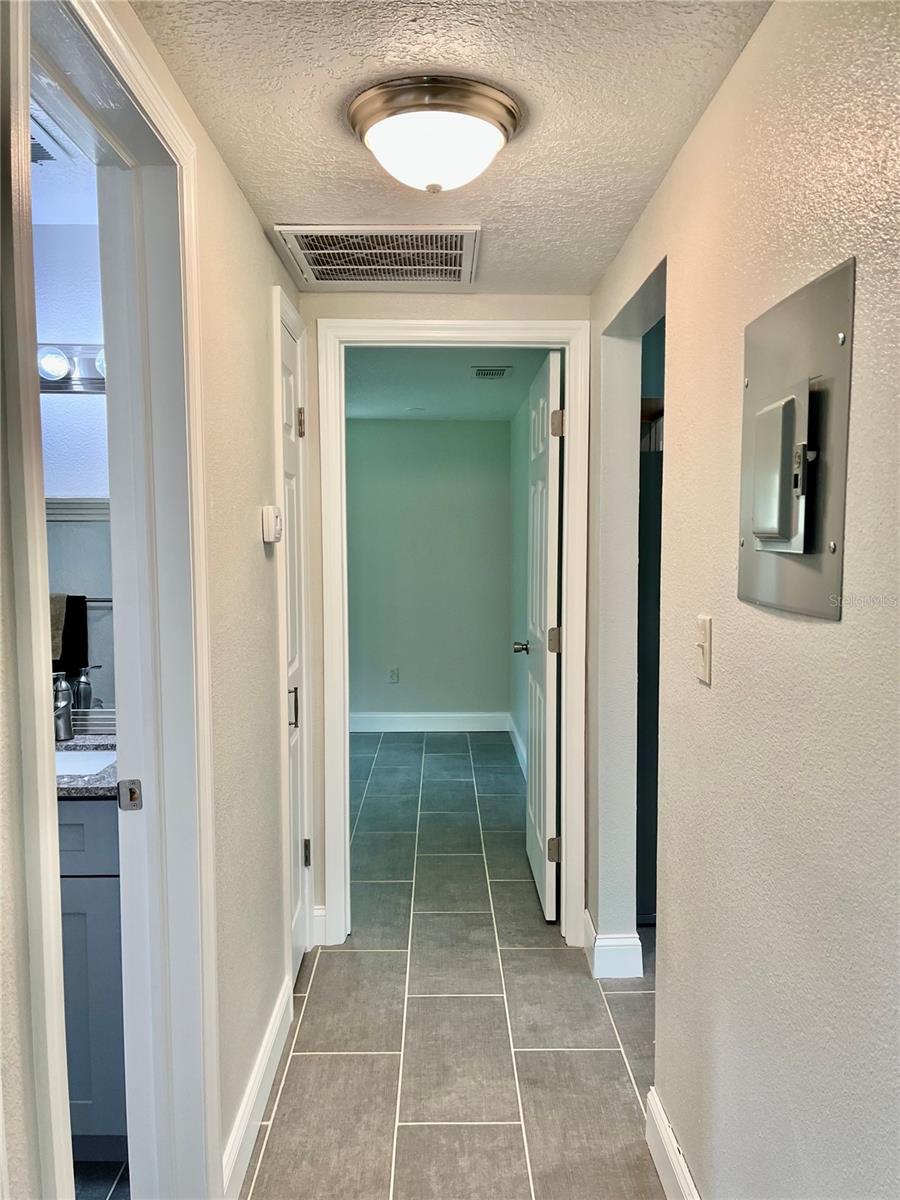1404 E VOORHIS AVE