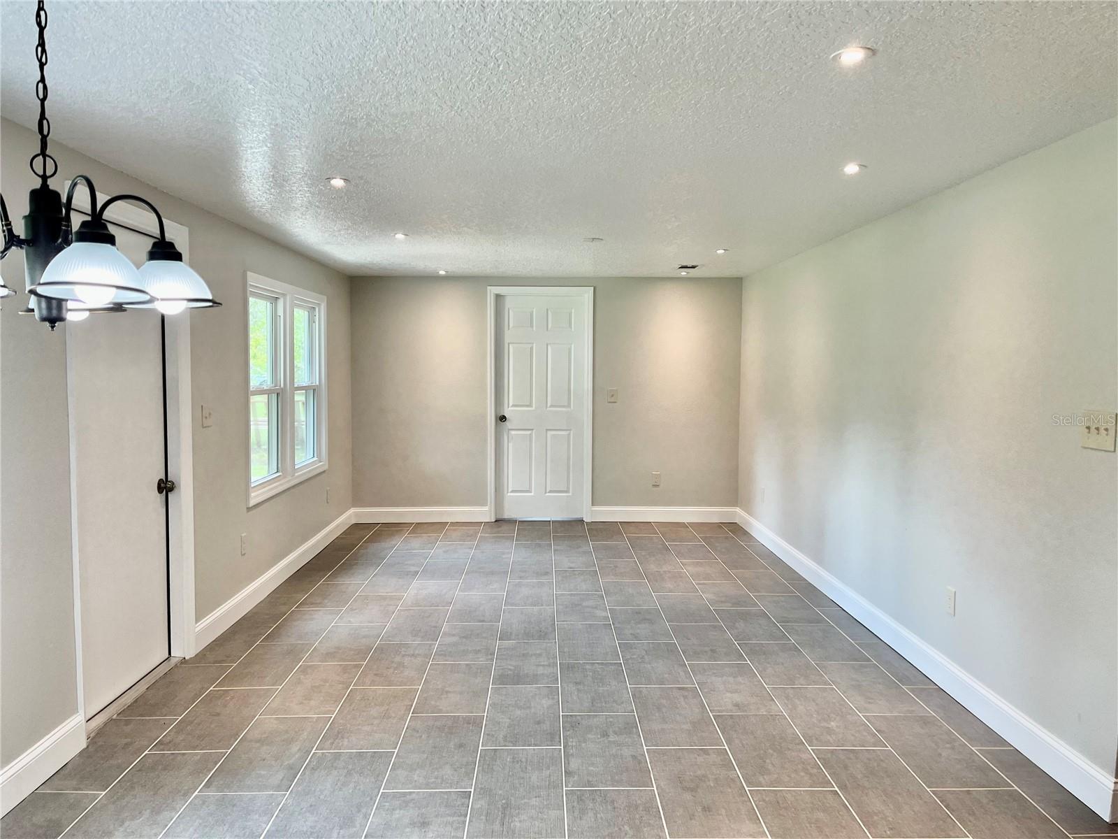 1404 E VOORHIS AVE