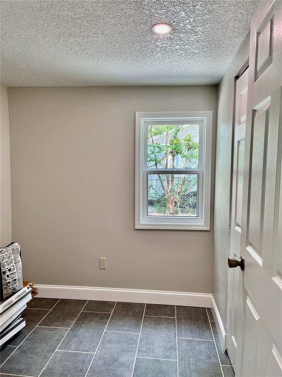 1404 E VOORHIS AVE