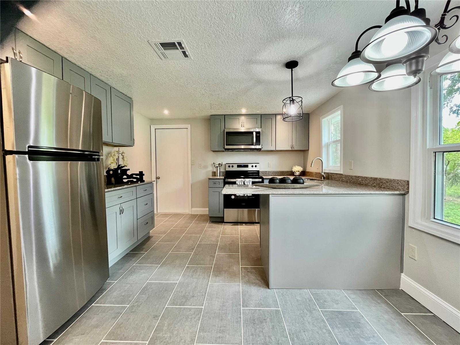 1404 E VOORHIS AVE