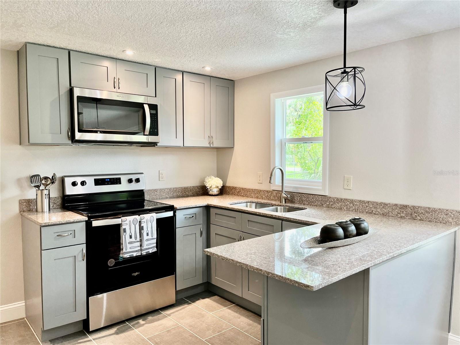 1404 E VOORHIS AVE