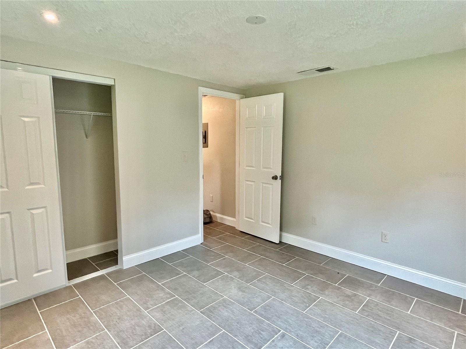 1404 E VOORHIS AVE