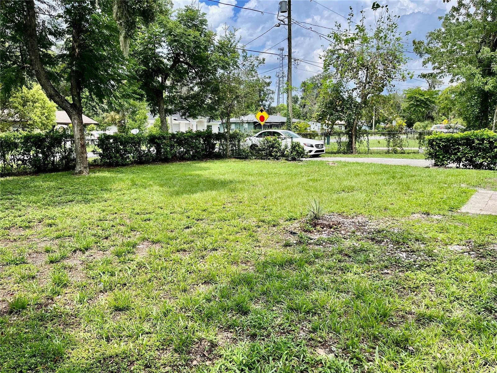 1404 E VOORHIS AVE