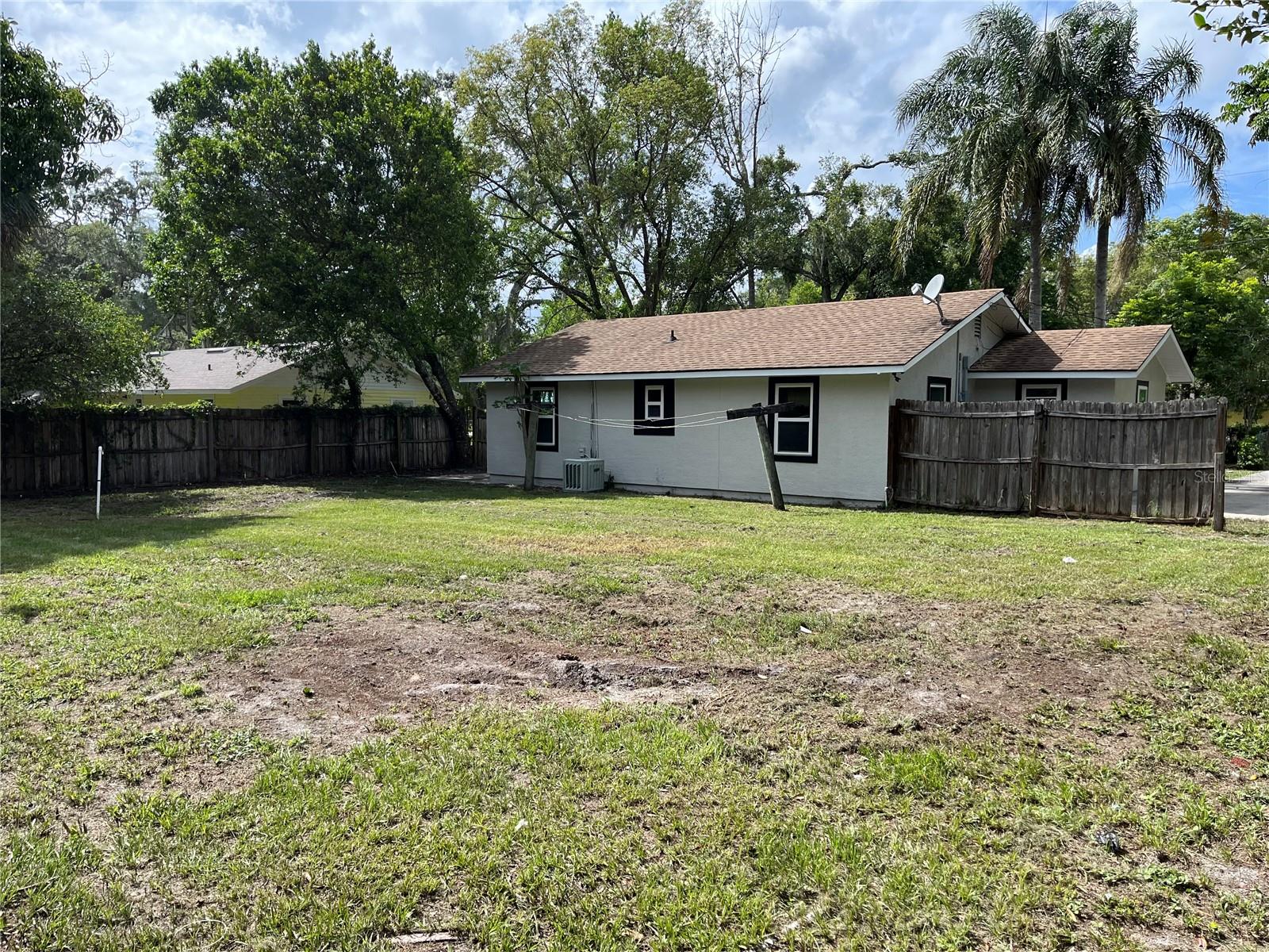 1404 E VOORHIS AVE