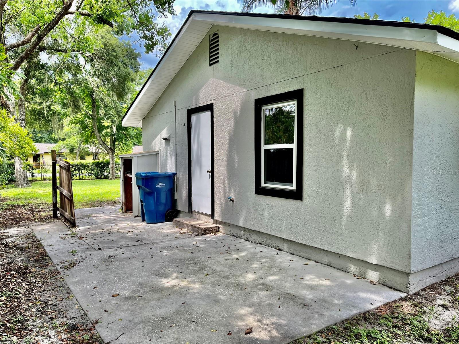 1404 E VOORHIS AVE