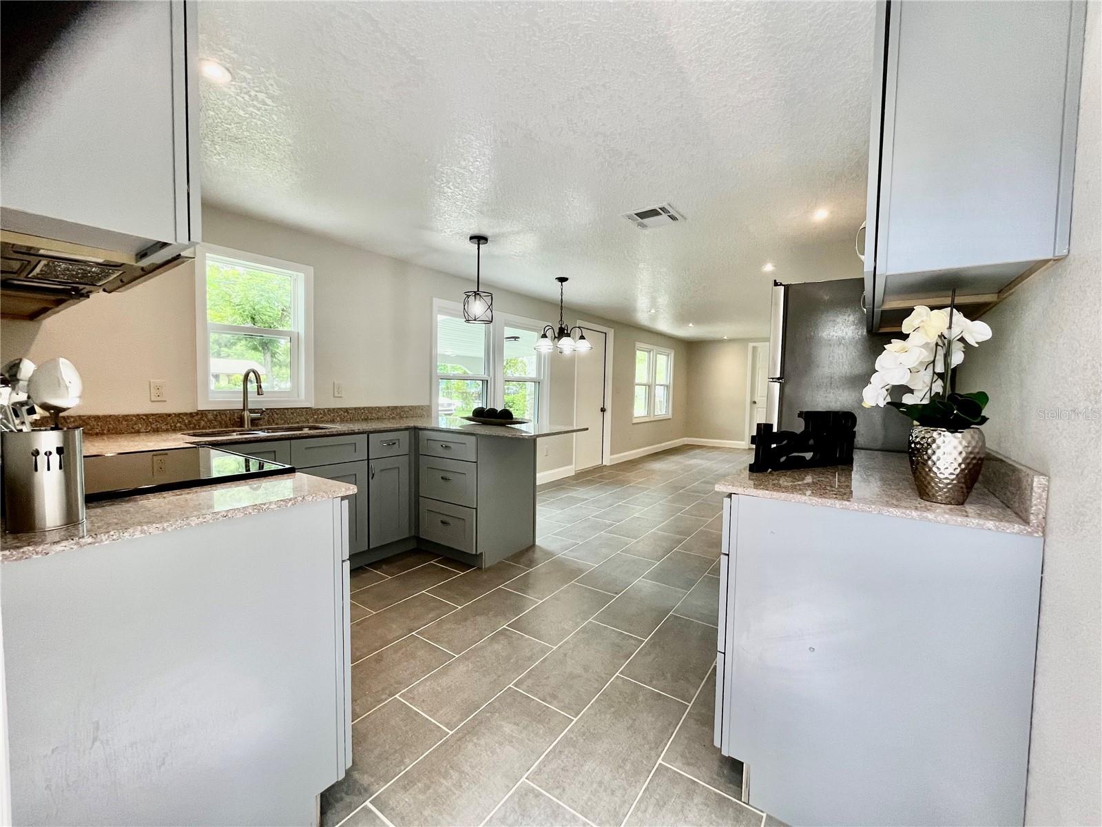 1404 E VOORHIS AVE