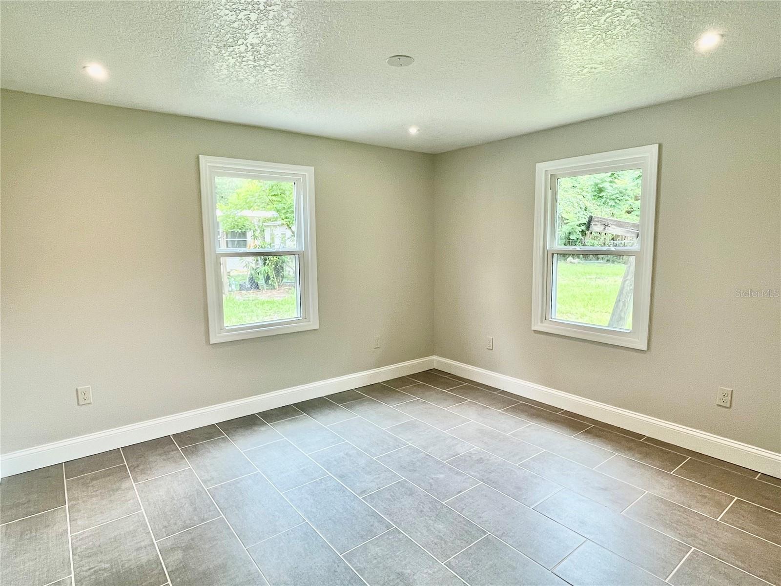 1404 E VOORHIS AVE