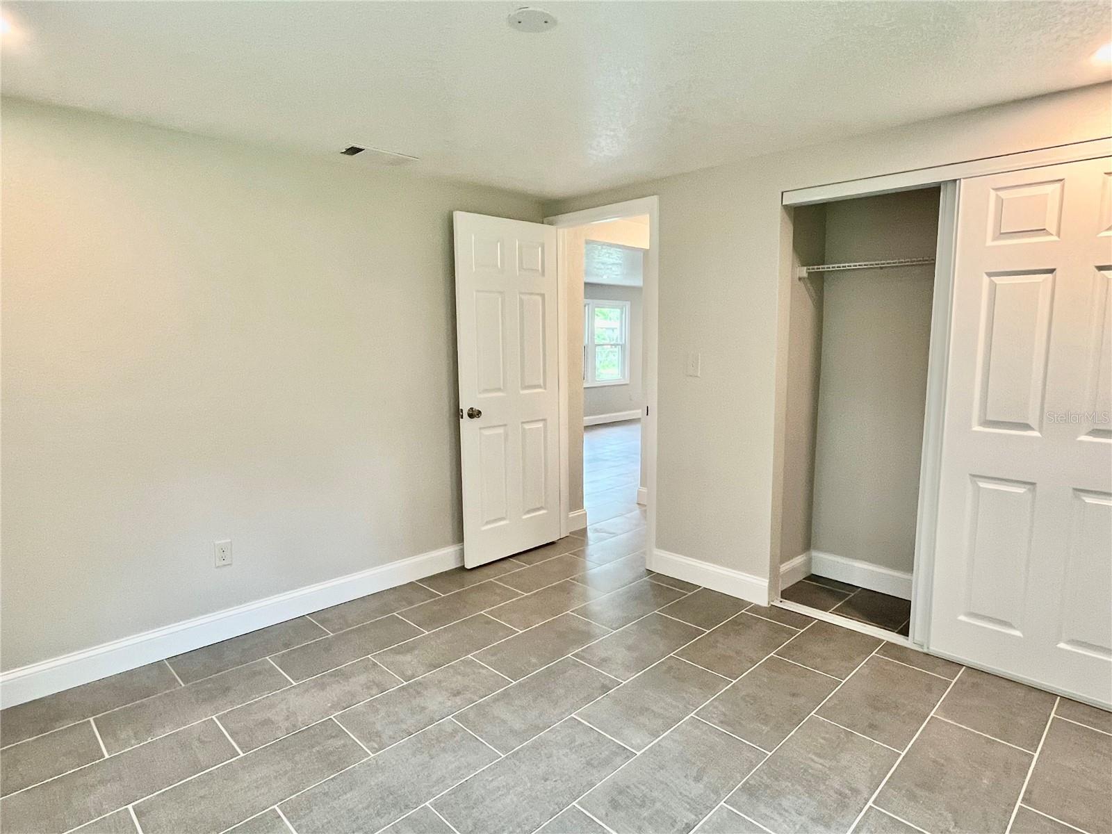 1404 E VOORHIS AVE
