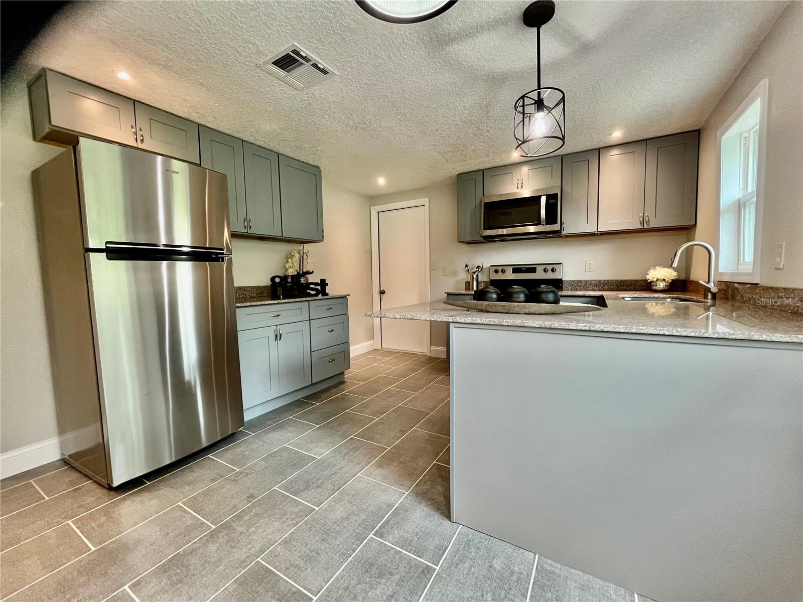 1404 E VOORHIS AVE