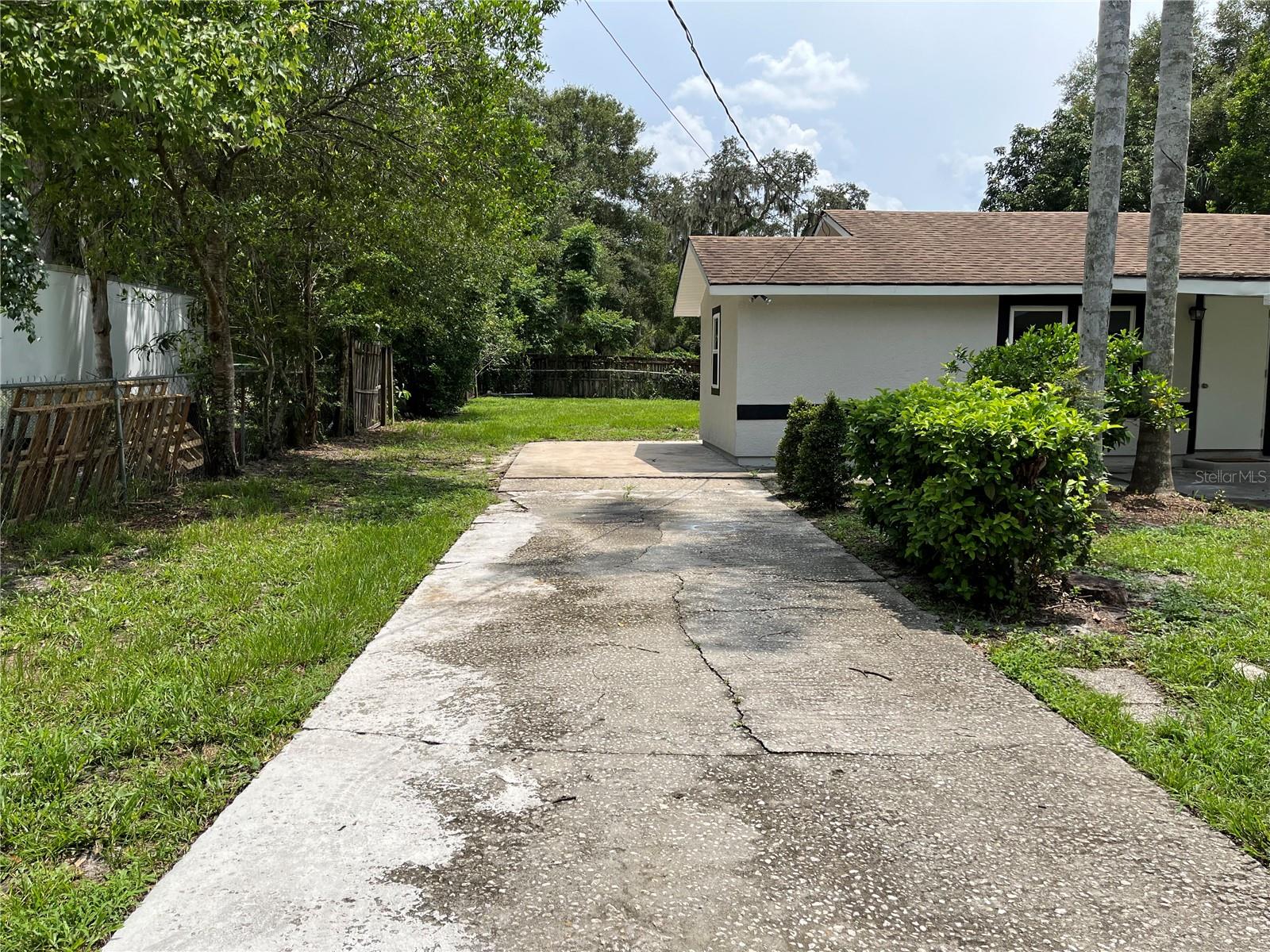 1404 E VOORHIS AVE