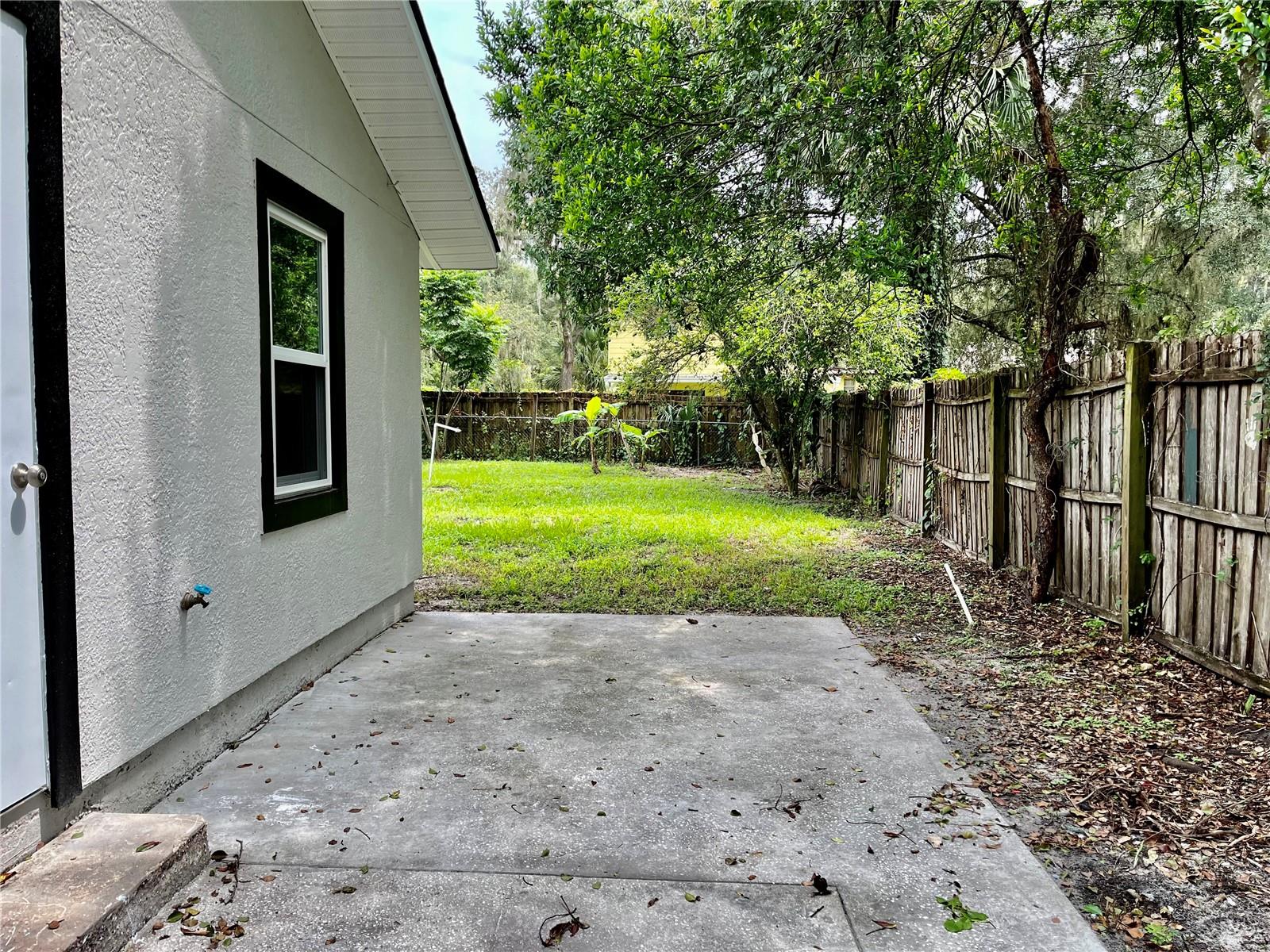 1404 E VOORHIS AVE