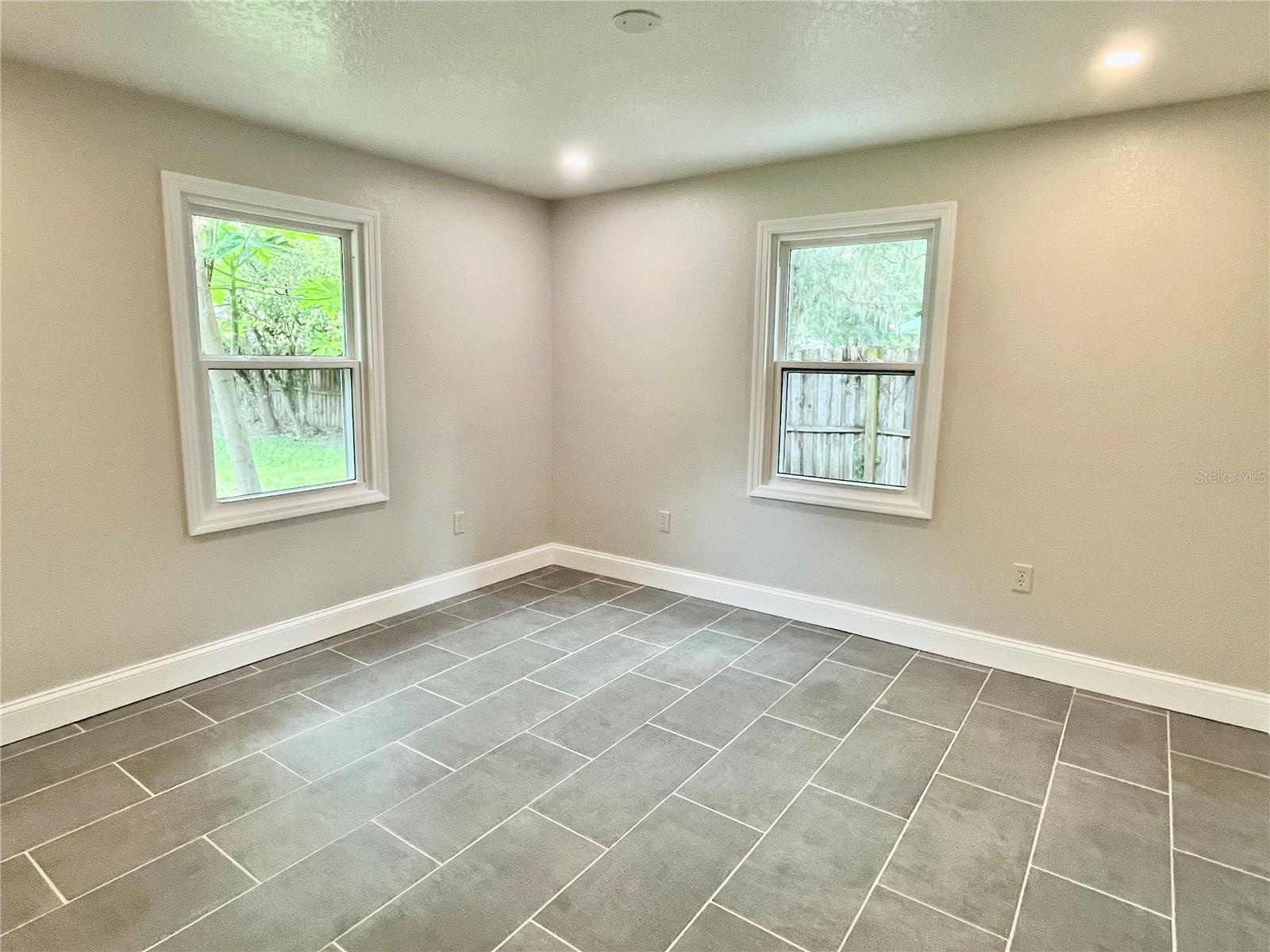 1404 E VOORHIS AVE