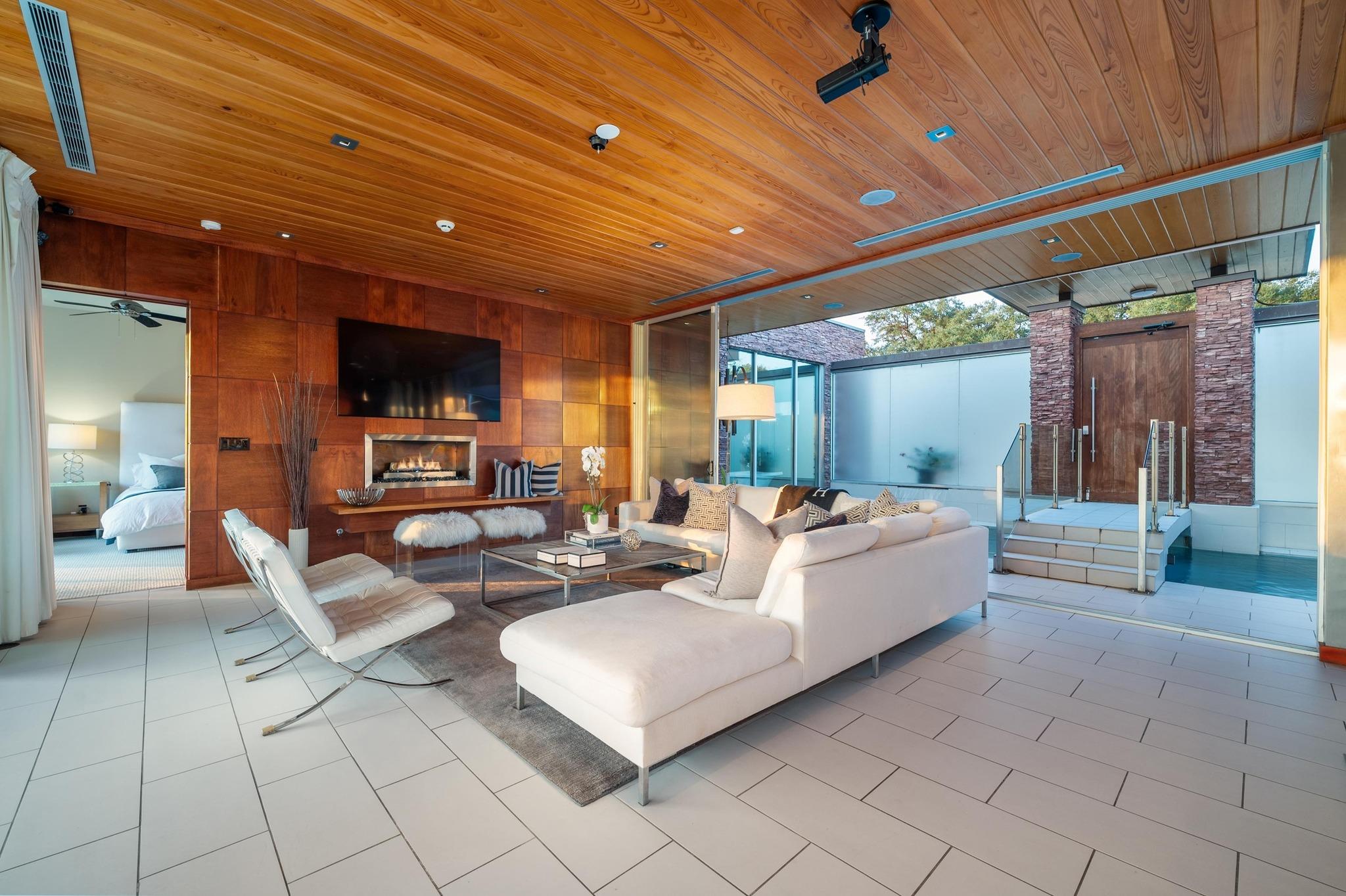 105 Edgewater CV