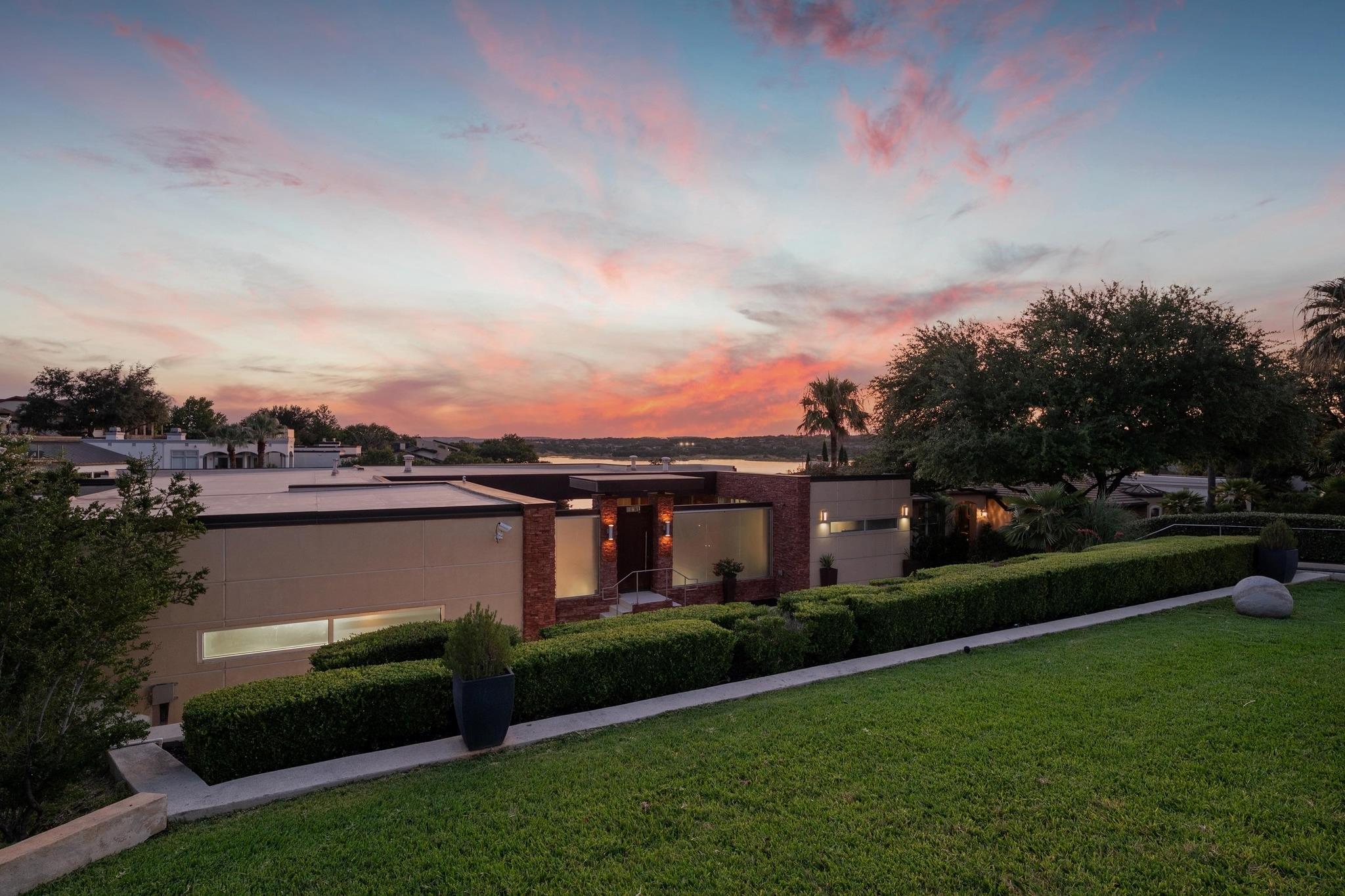 105 Edgewater CV