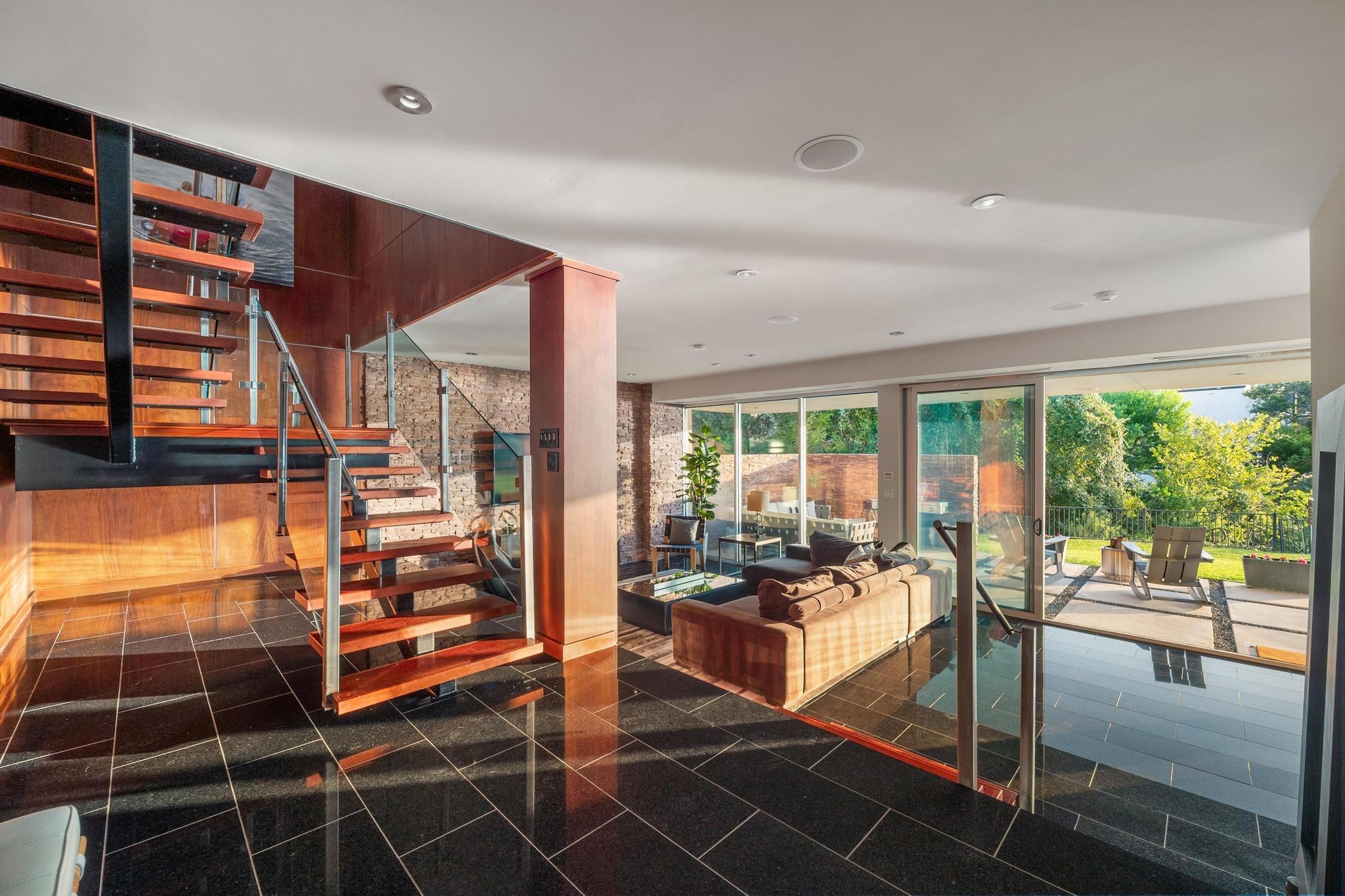 105 Edgewater CV