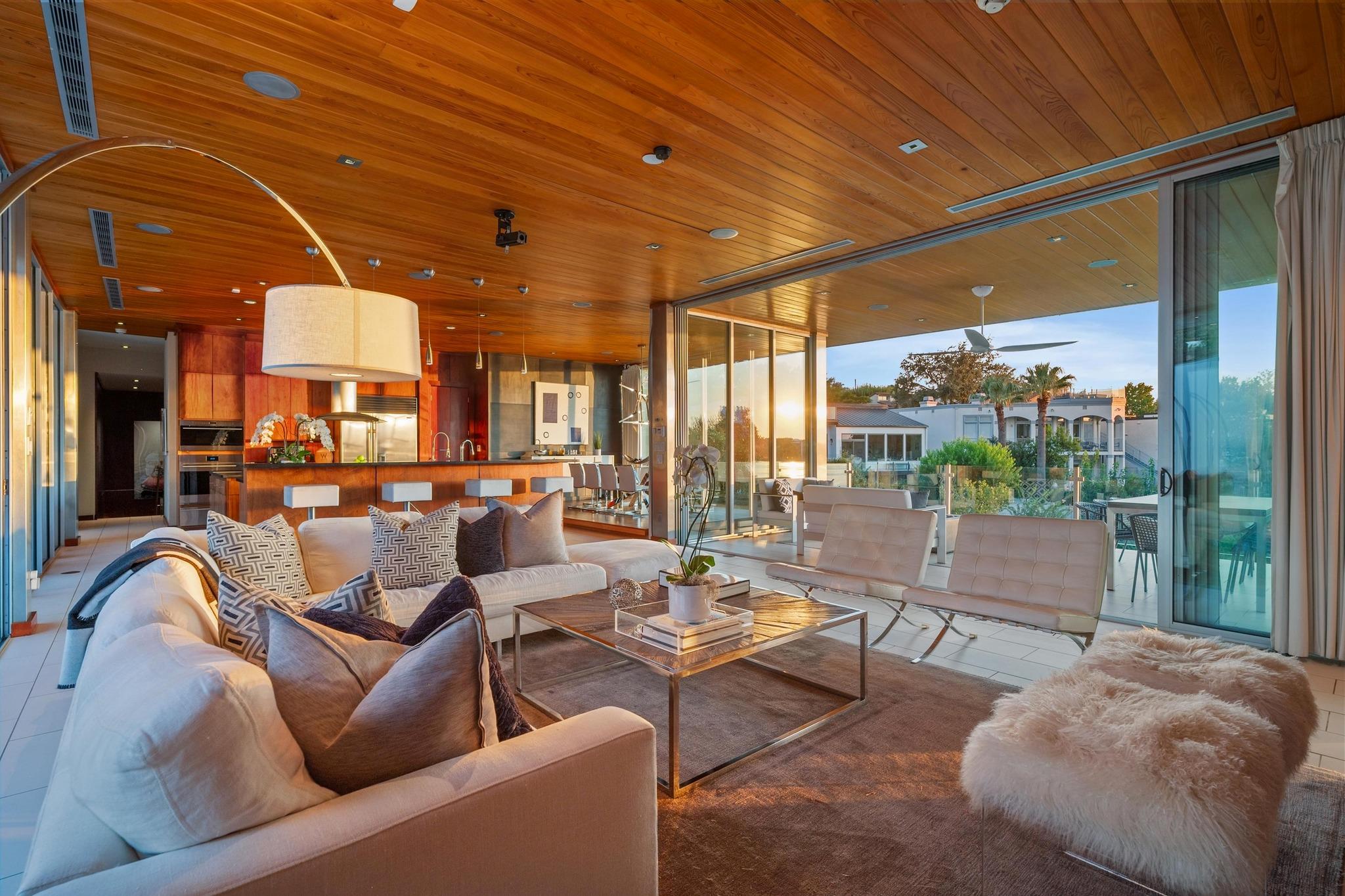 105 Edgewater CV