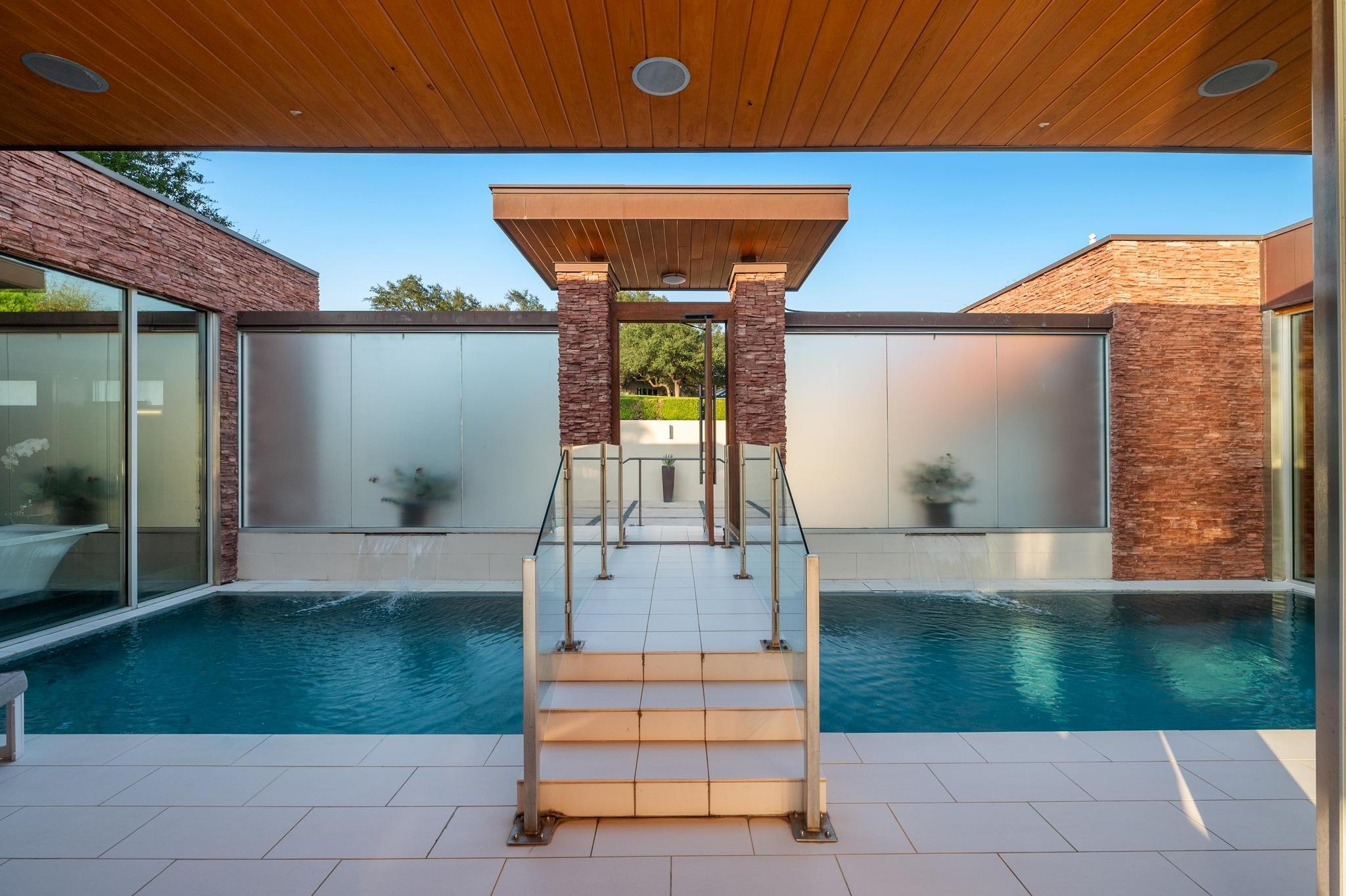 105 Edgewater CV