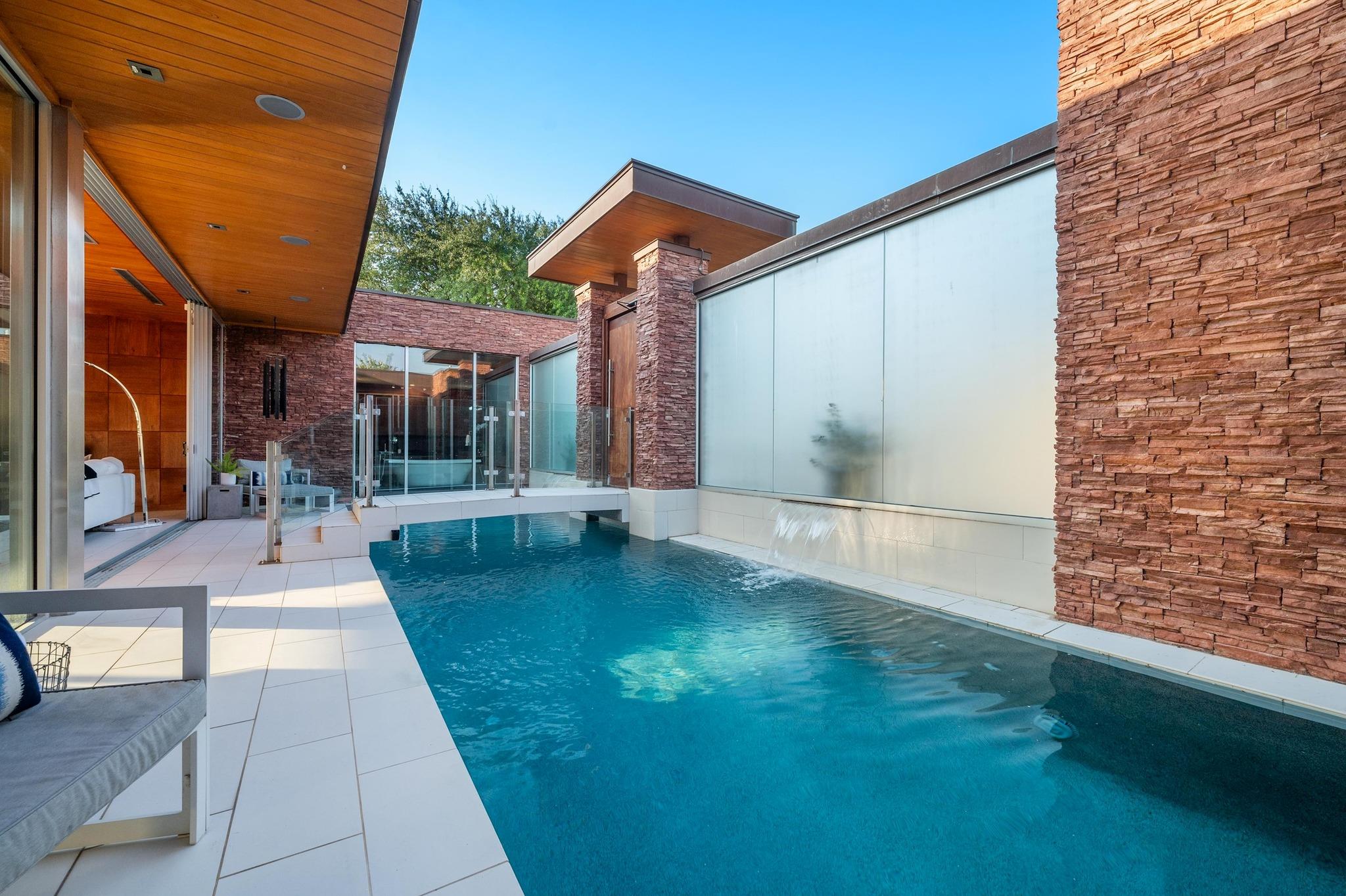 105 Edgewater CV