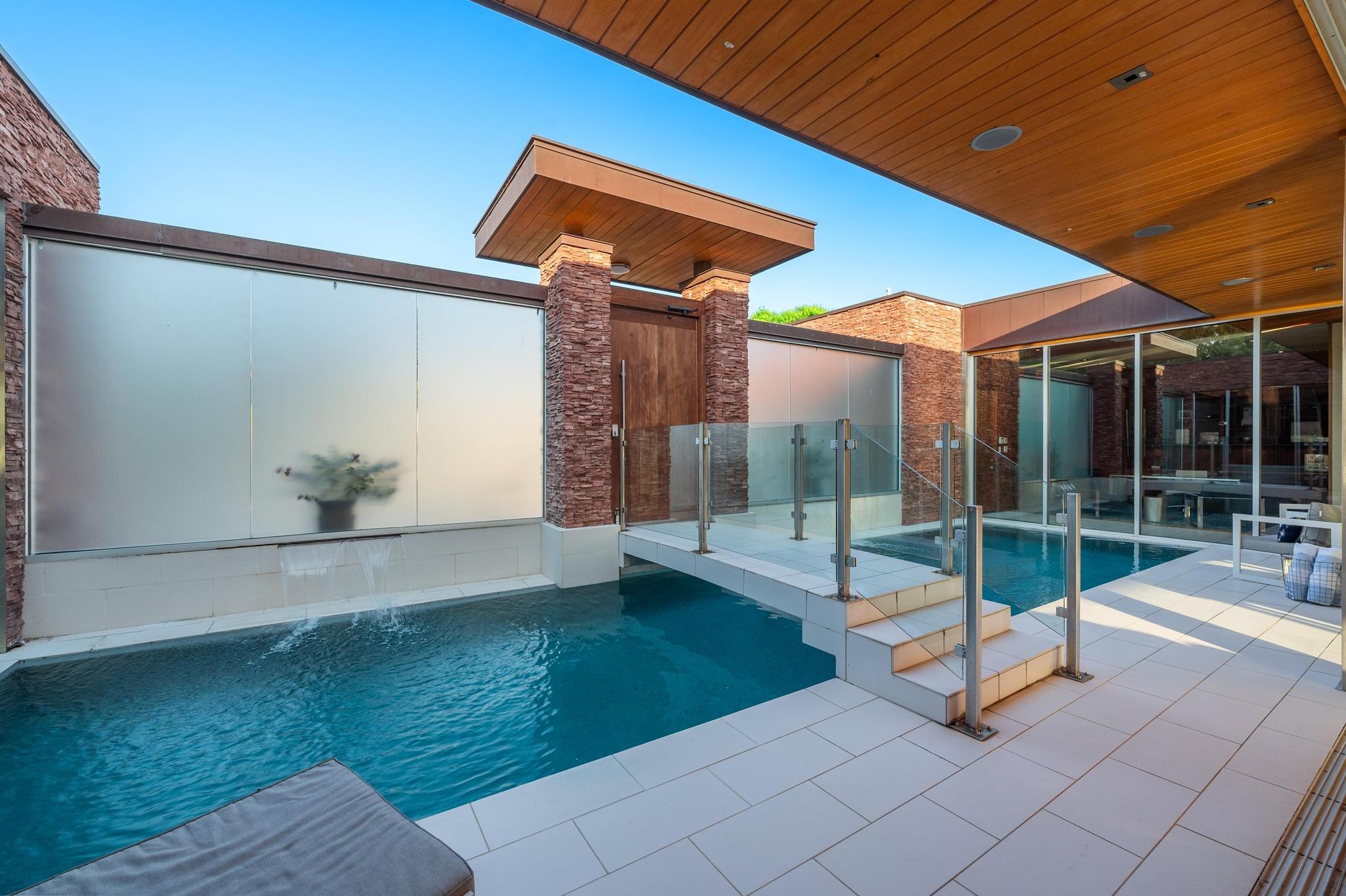 105 Edgewater CV