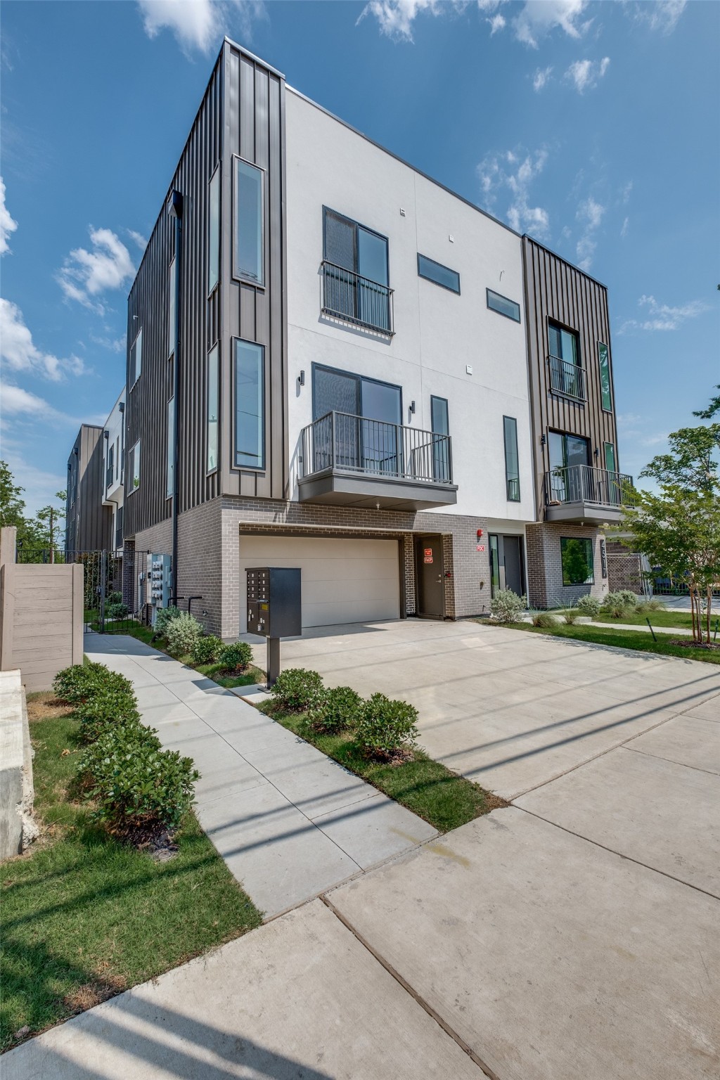 4517 Munger Avenue 106