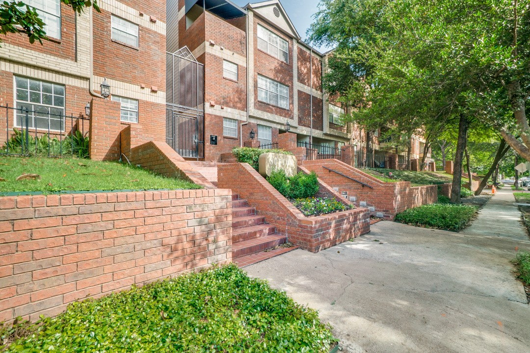 3100 Cole Avenue 203