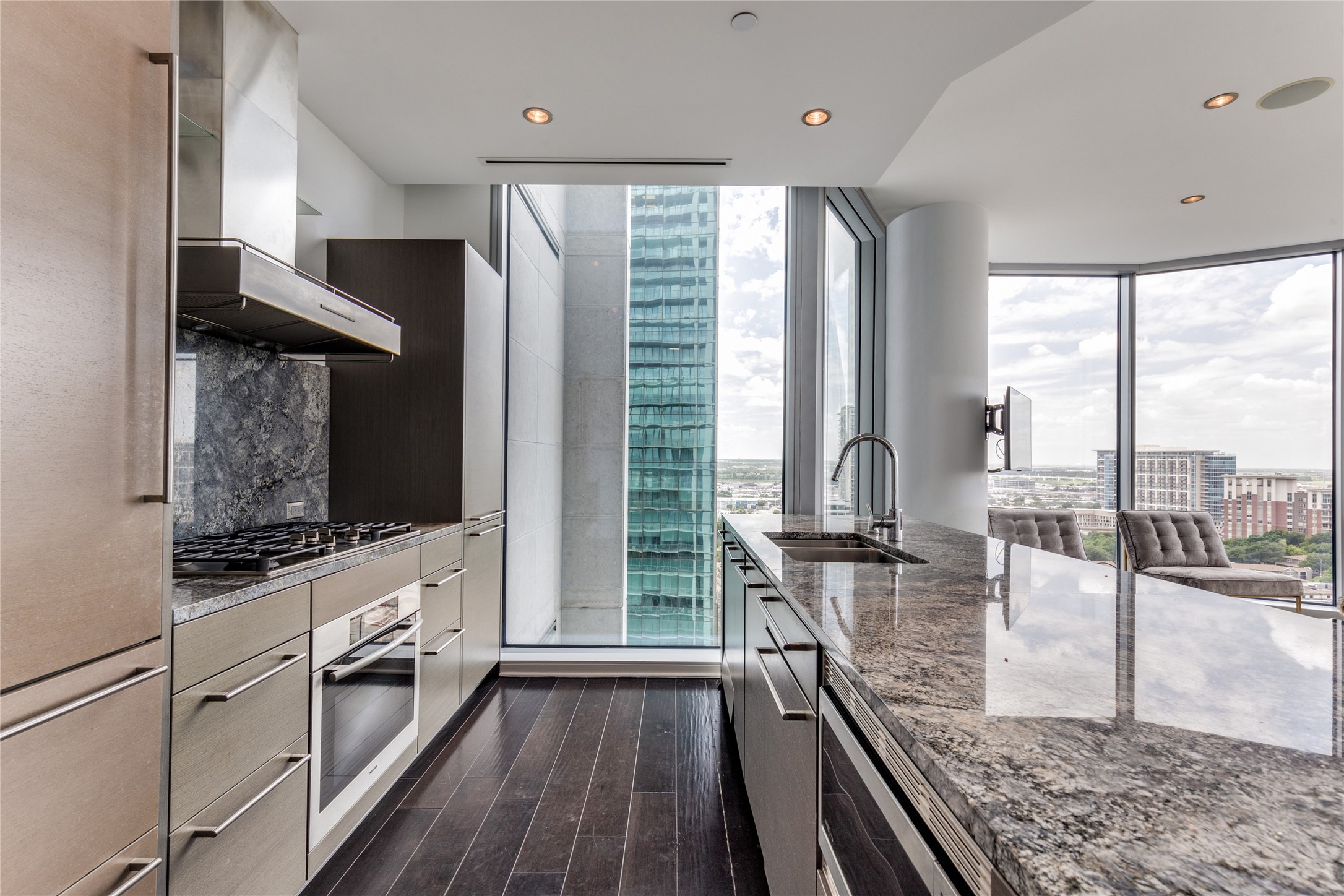 2900 Mckinnon Street 1204