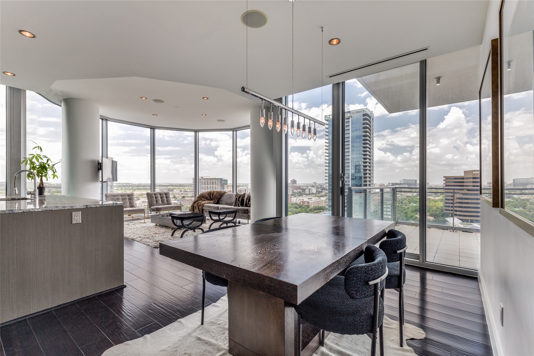 2900 Mckinnon Street 1204