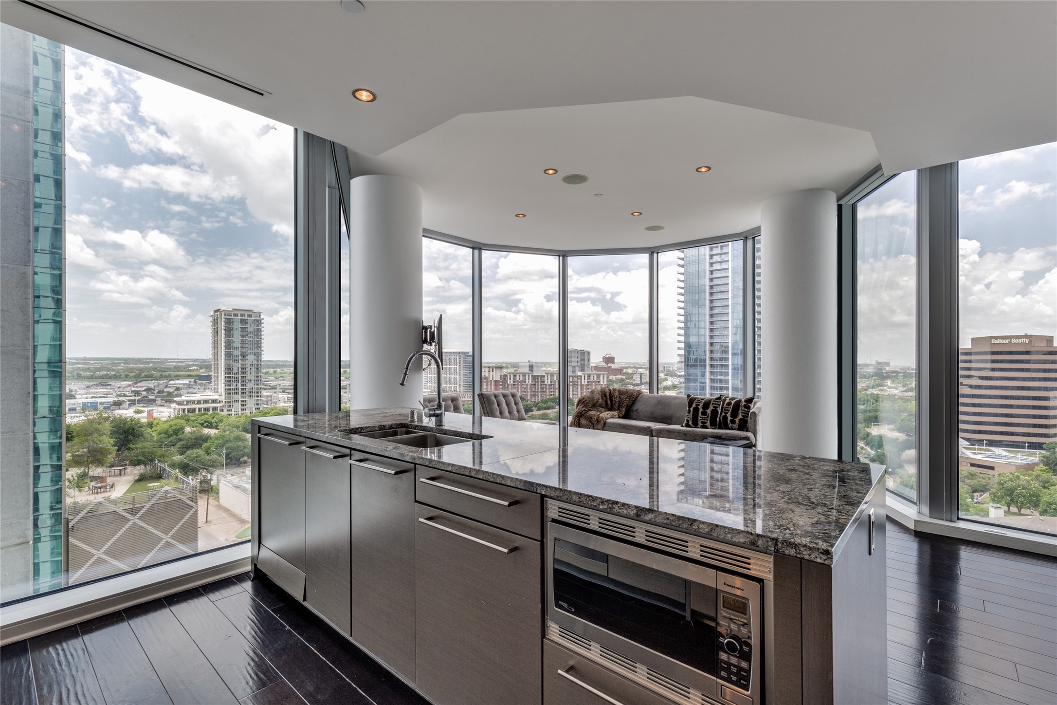 2900 Mckinnon Street 1204