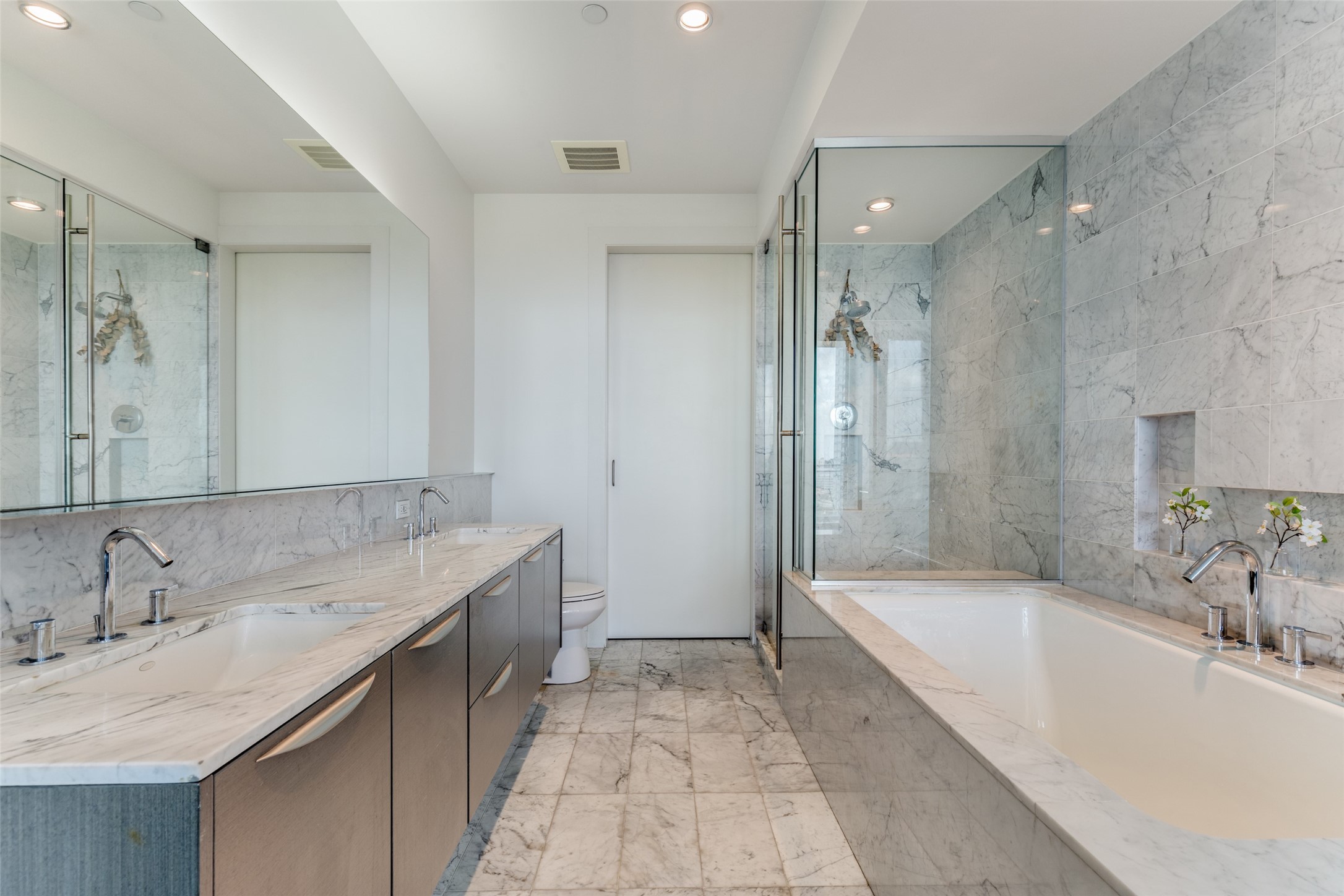 2900 Mckinnon Street 1204