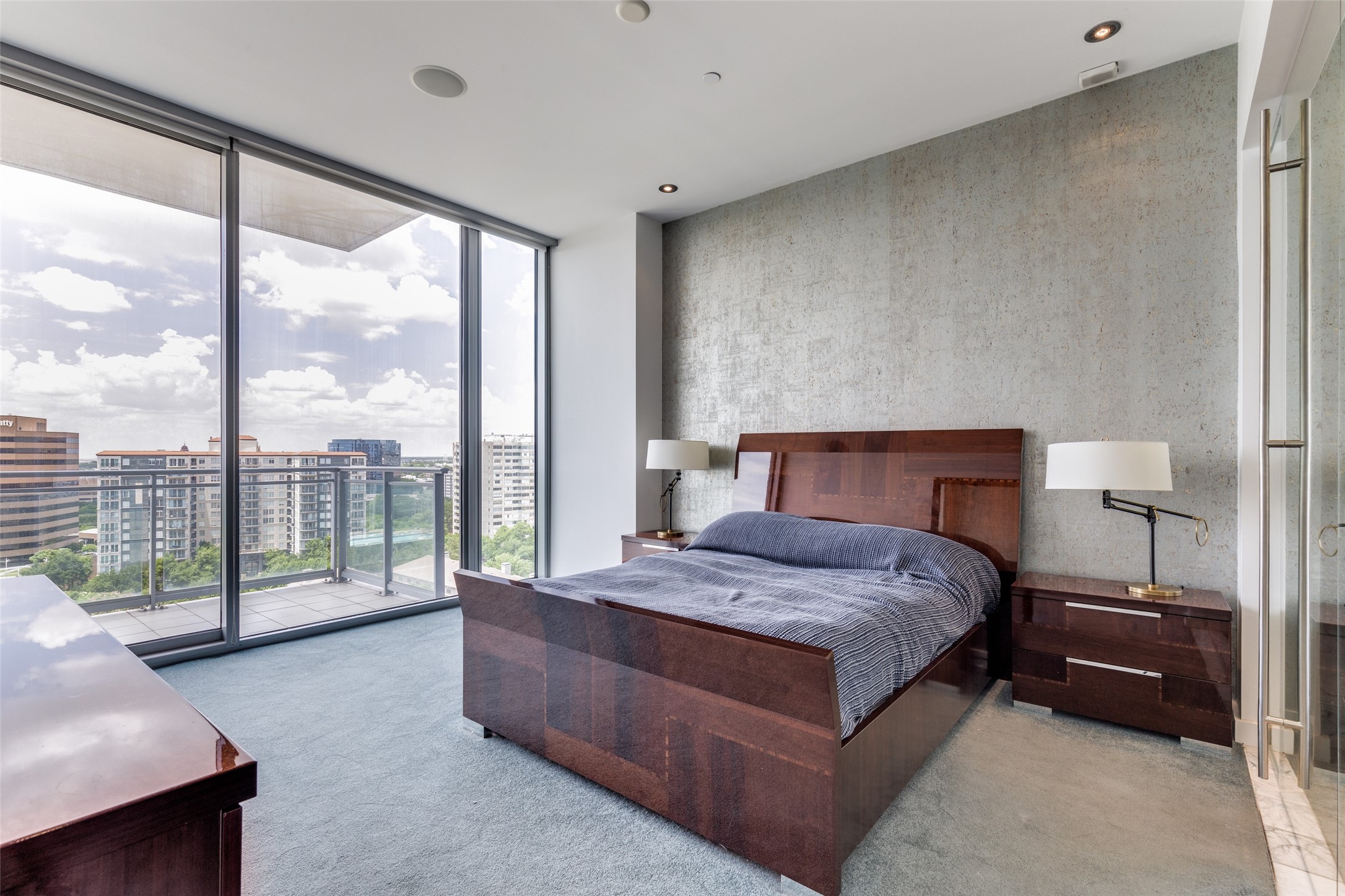 2900 Mckinnon Street 1204