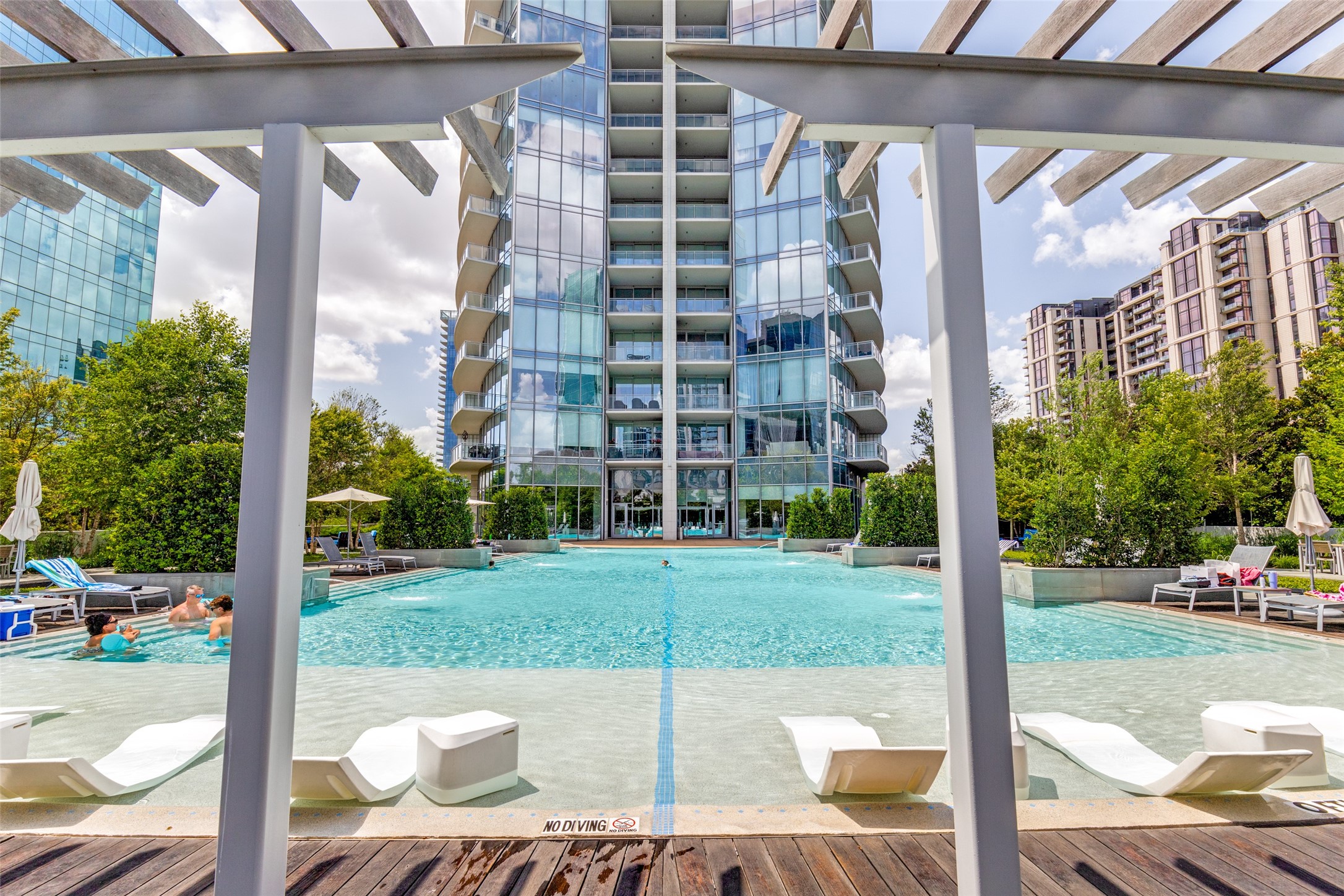 2900 Mckinnon Street 1204