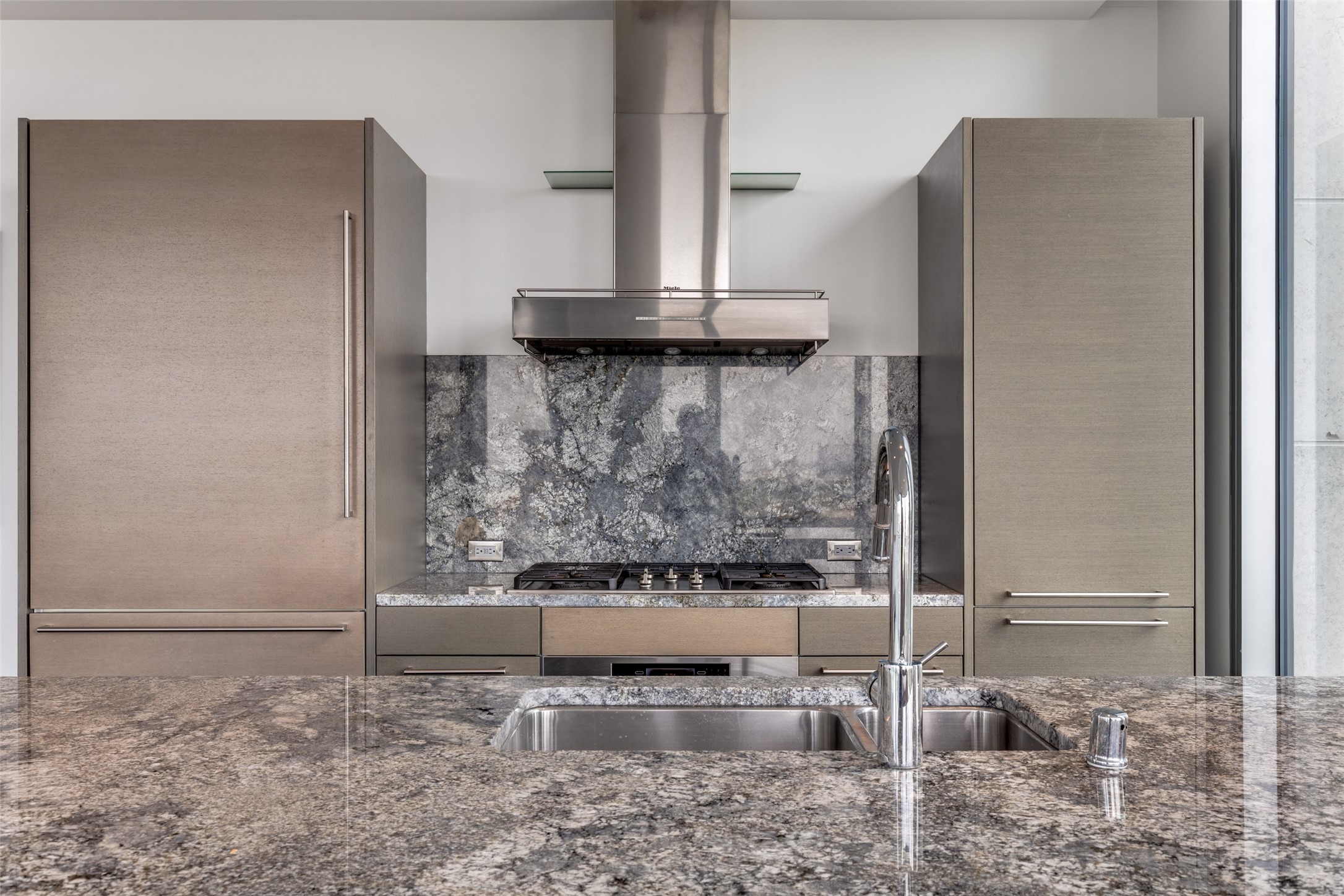 2900 Mckinnon Street 1204