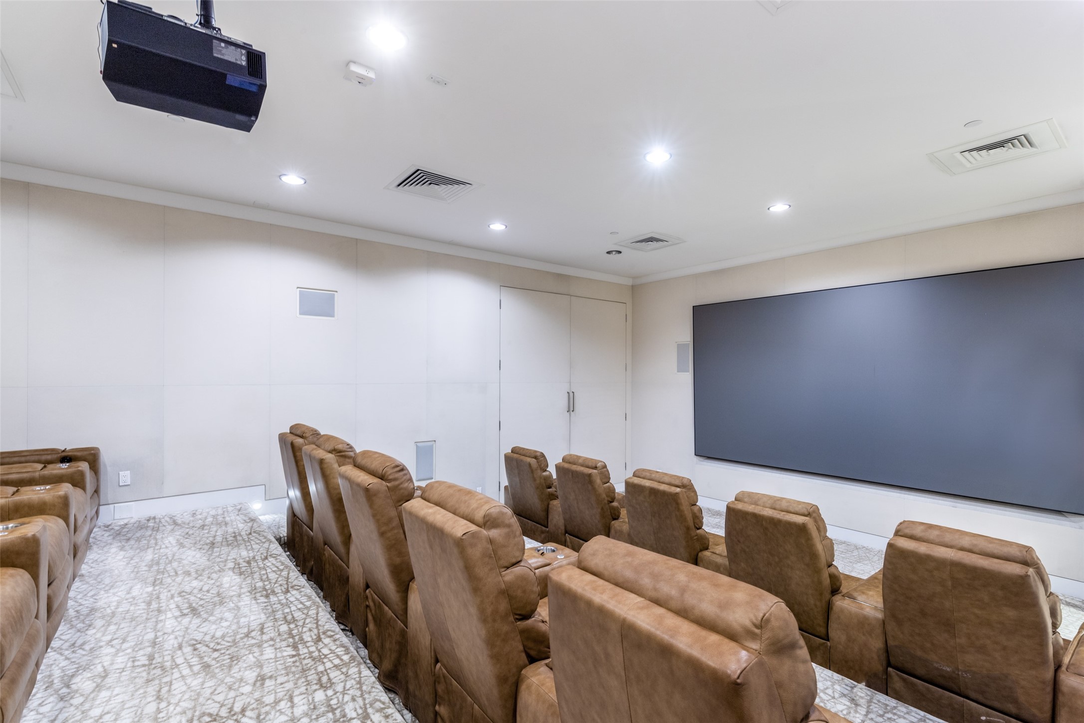 2900 Mckinnon Street 1204