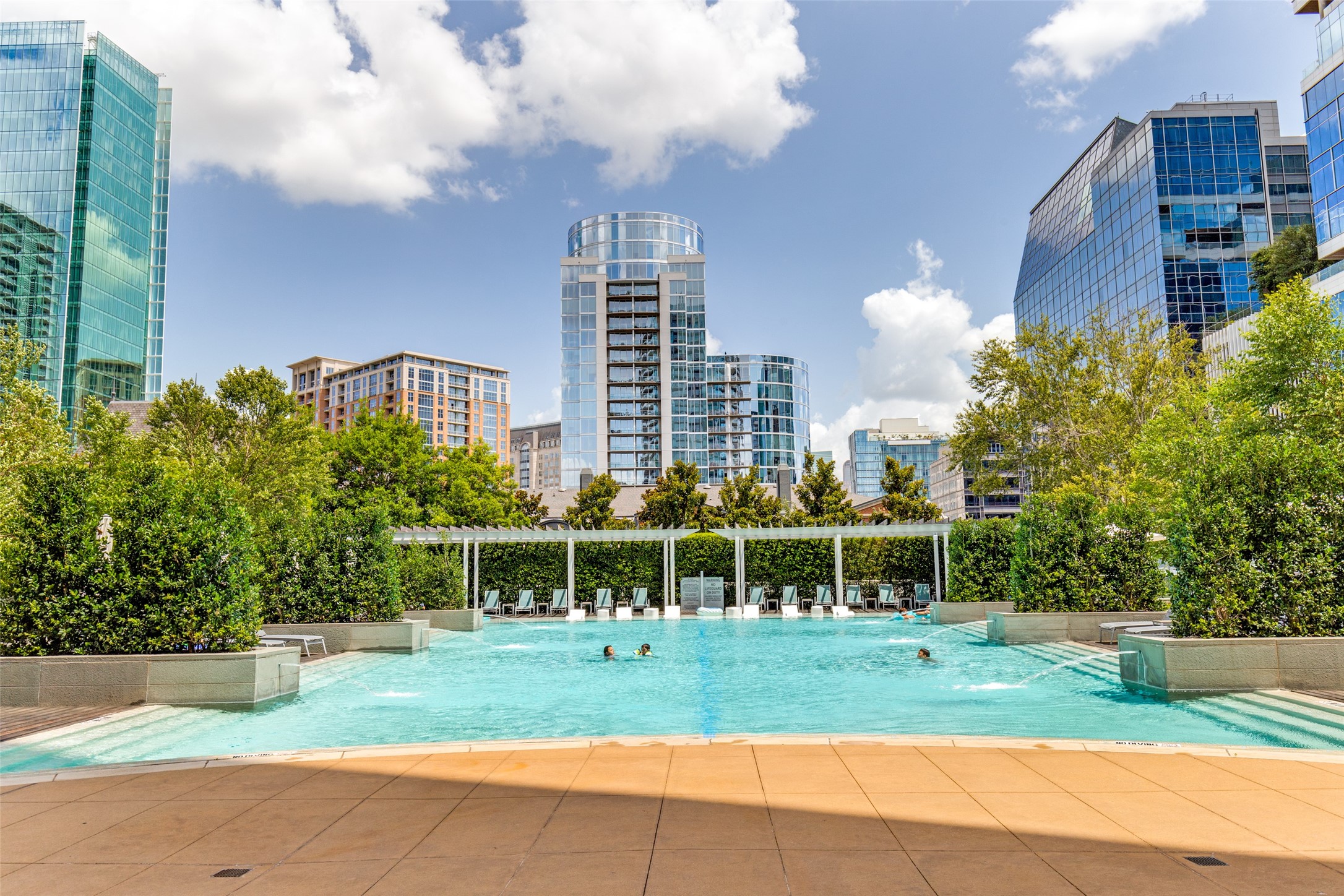 2900 Mckinnon Street 1204