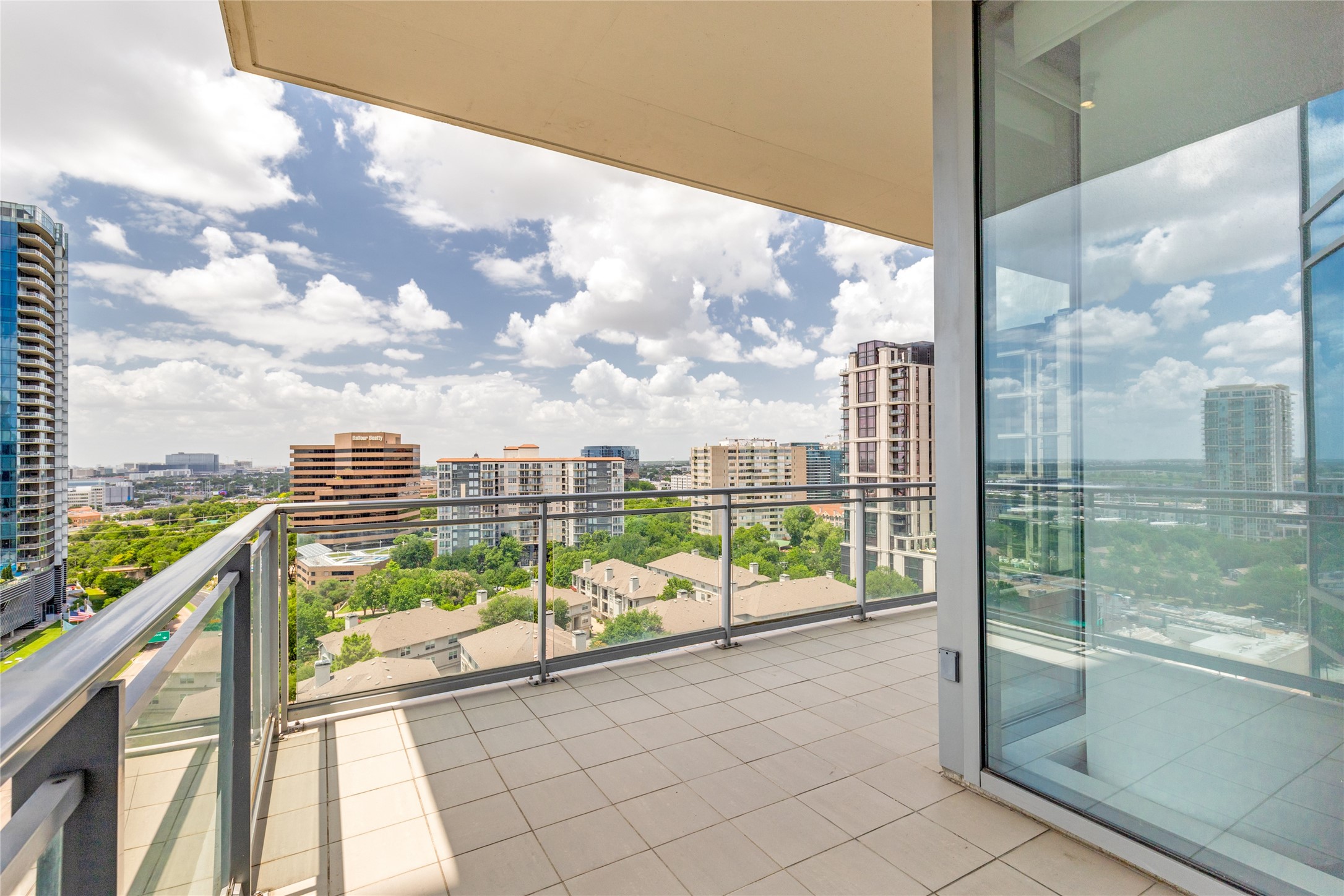 2900 Mckinnon Street 1204