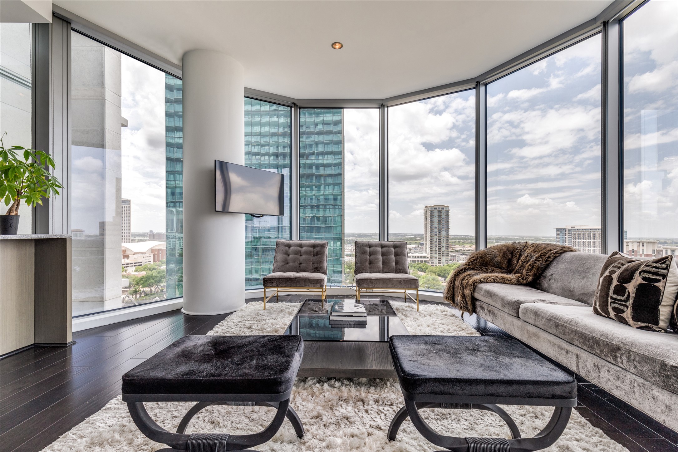 2900 Mckinnon Street 1204