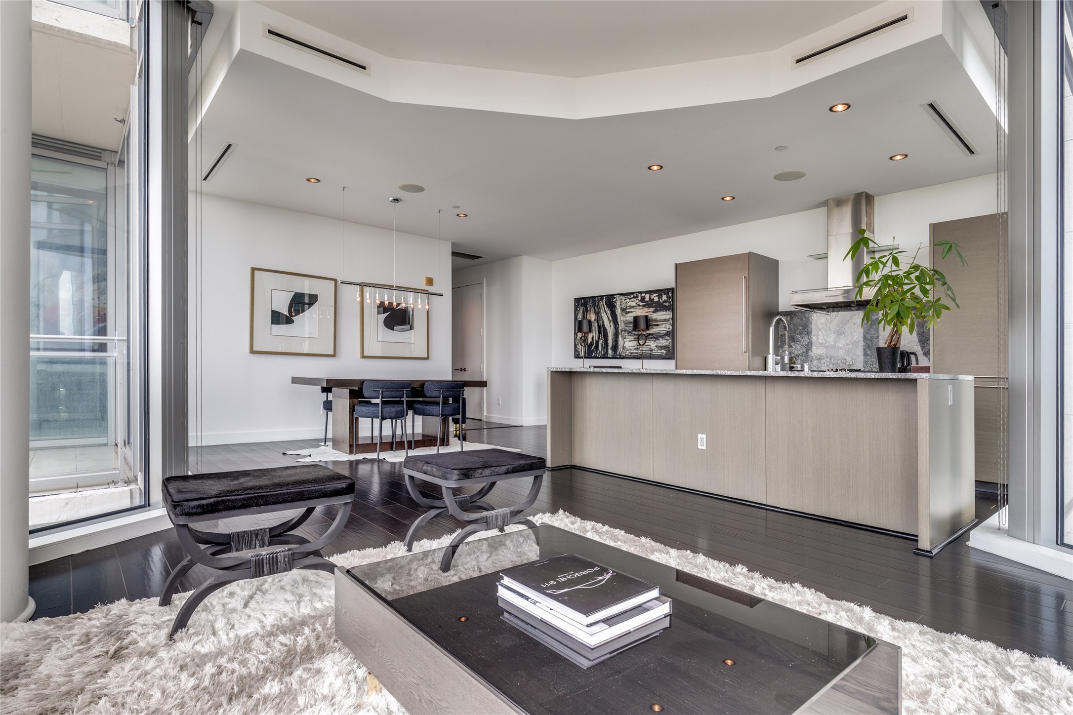 2900 Mckinnon Street 1204