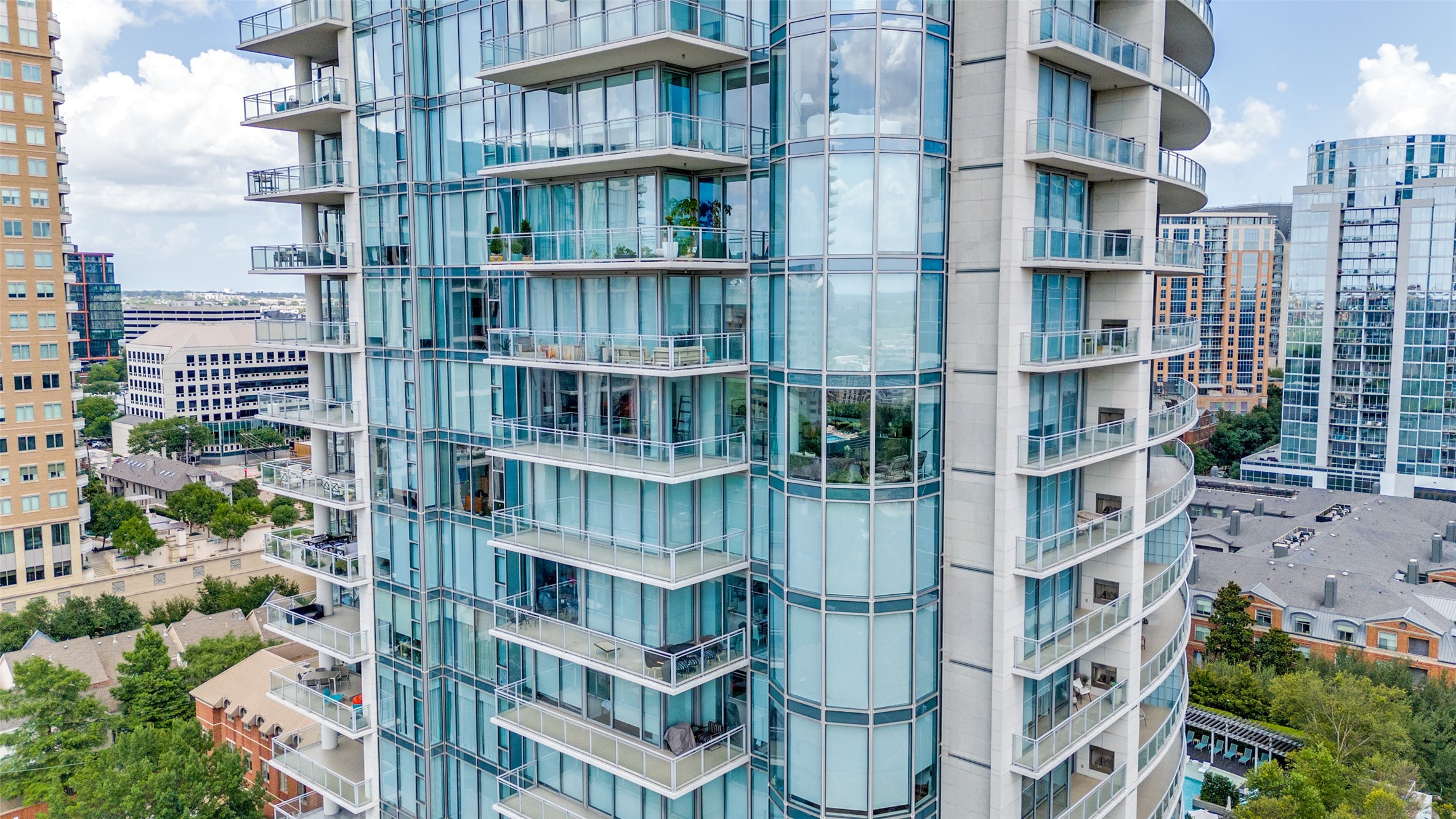 2900 Mckinnon Street 1204