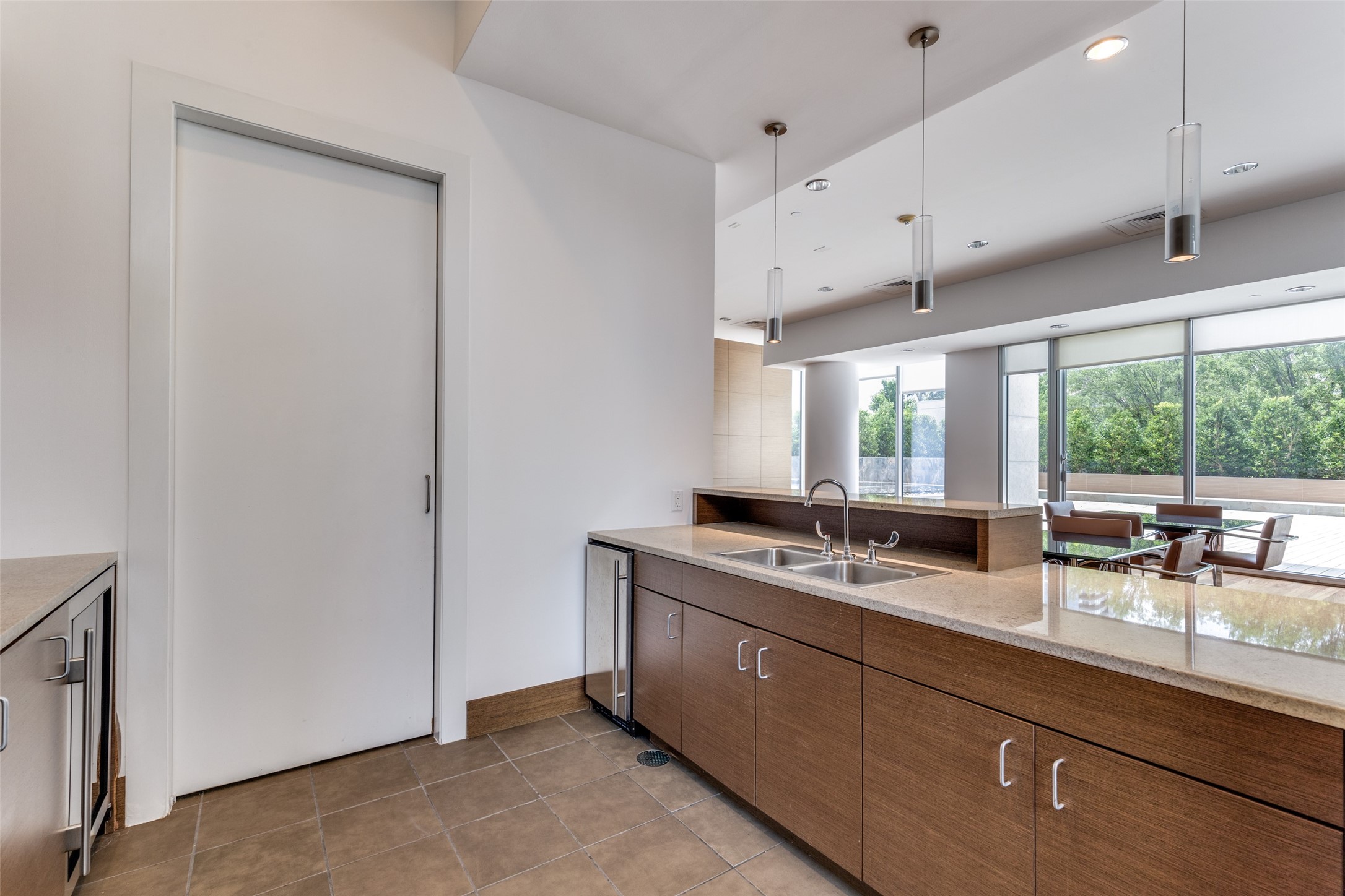 2900 Mckinnon Street 1204