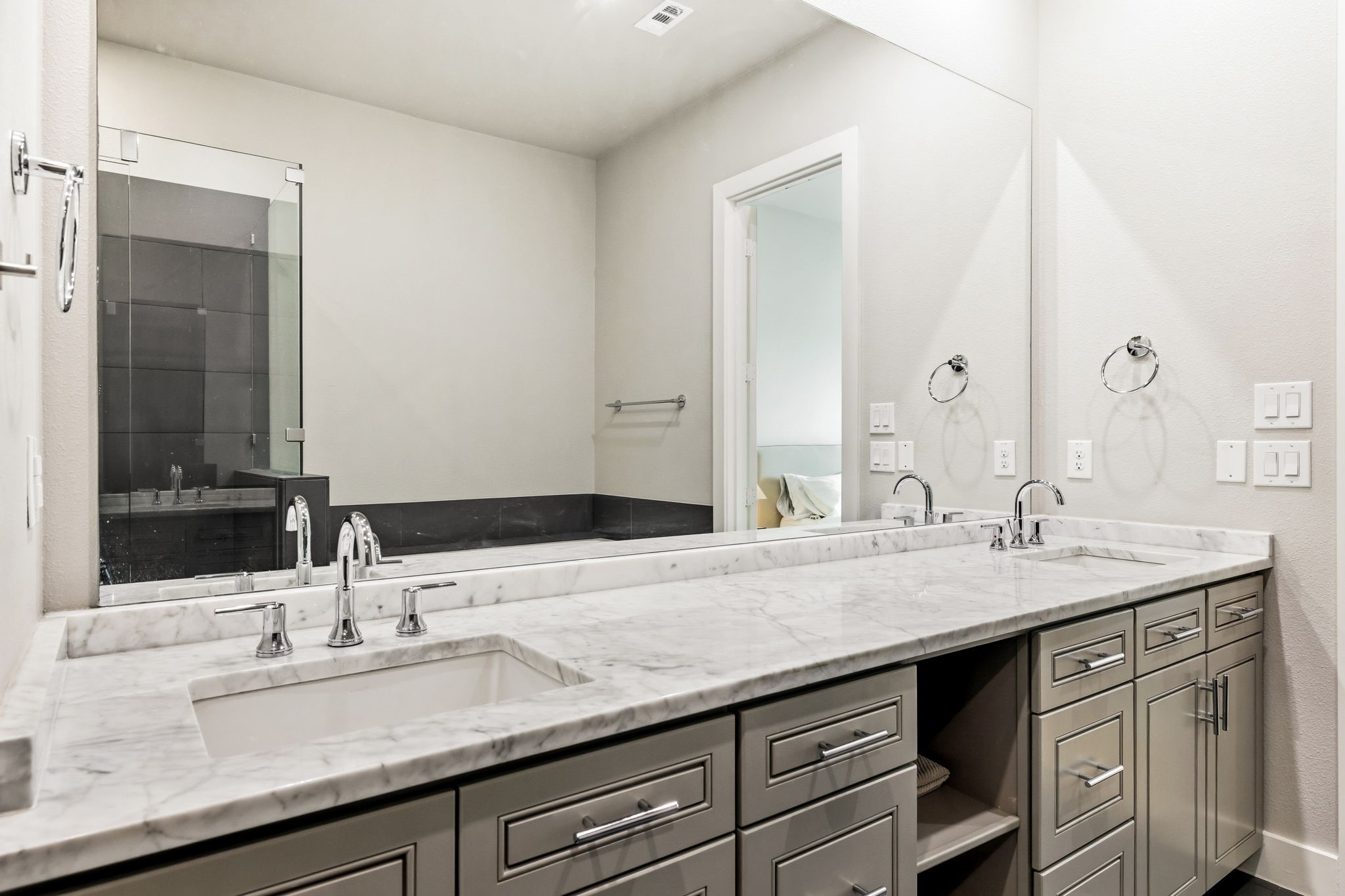 3816 Roseland Avenue B100