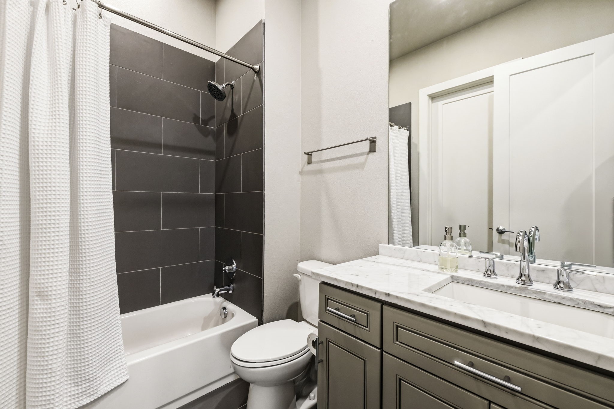 3816 Roseland Avenue B100