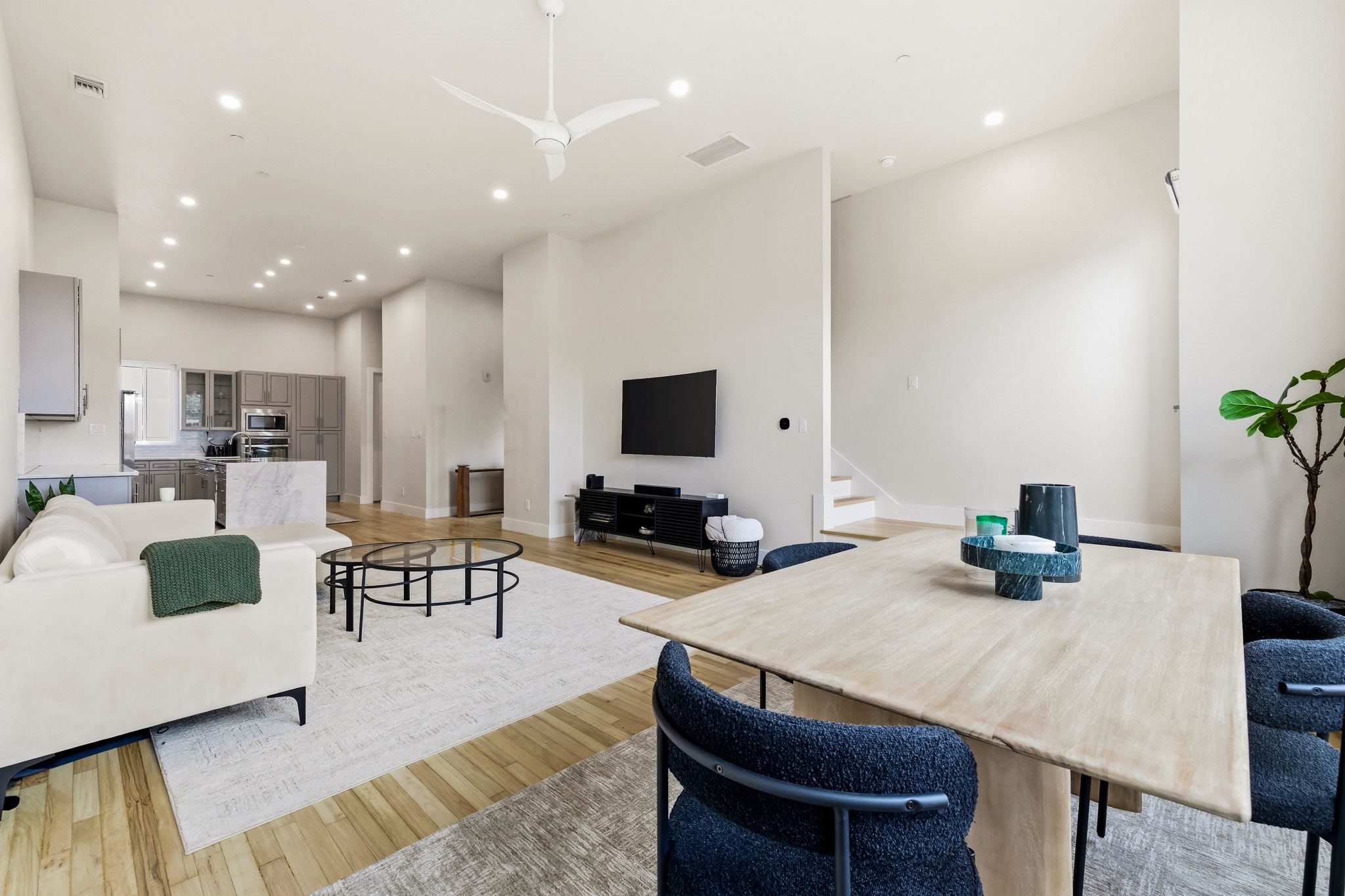 3816 Roseland Avenue B100