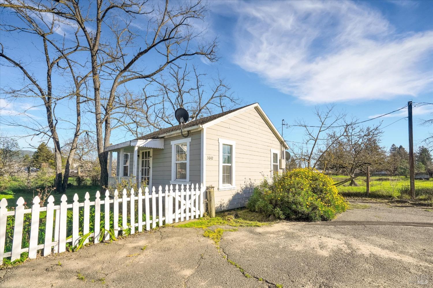 3638-3642 Moorland Ave