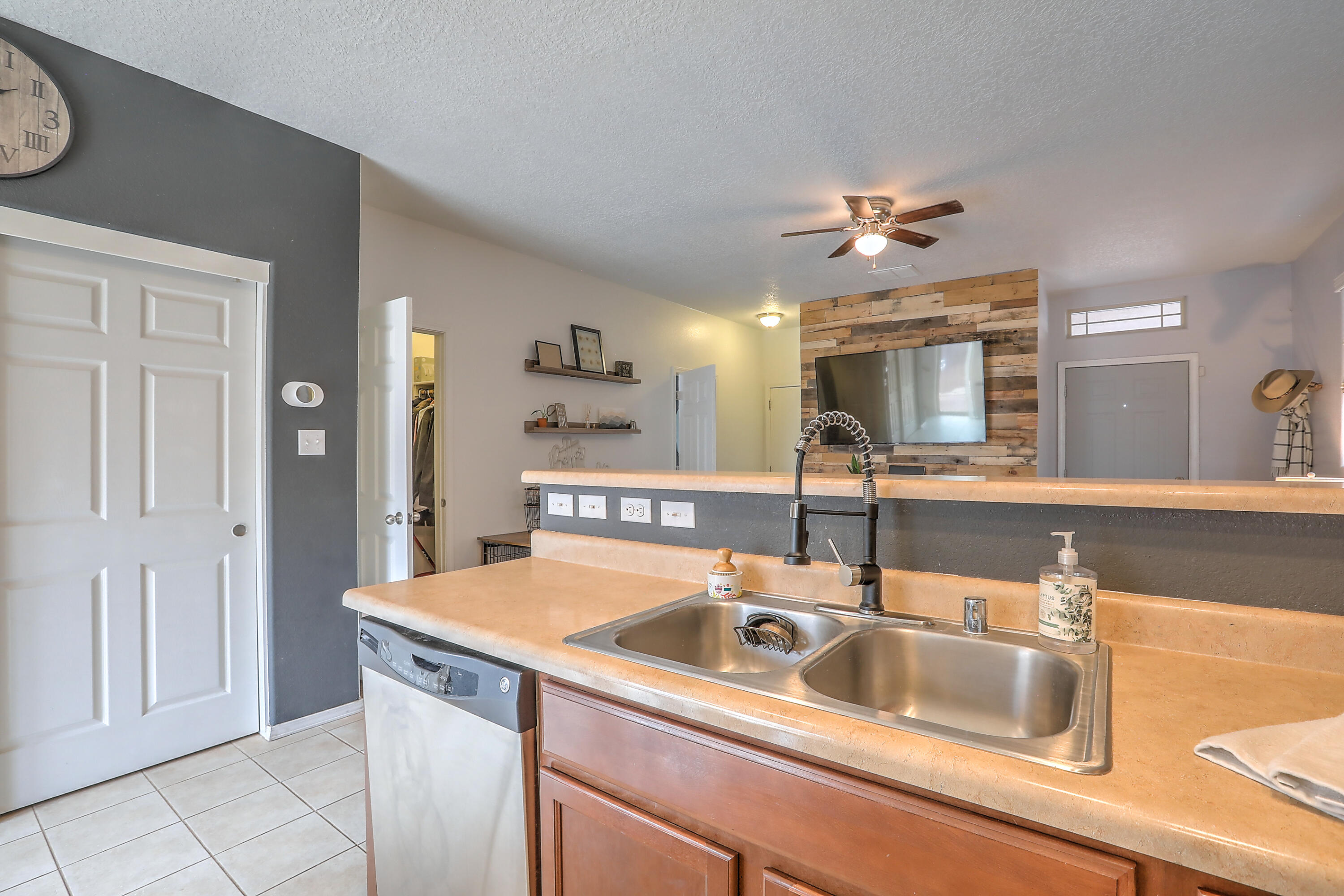 10630 Megafauna Road SW