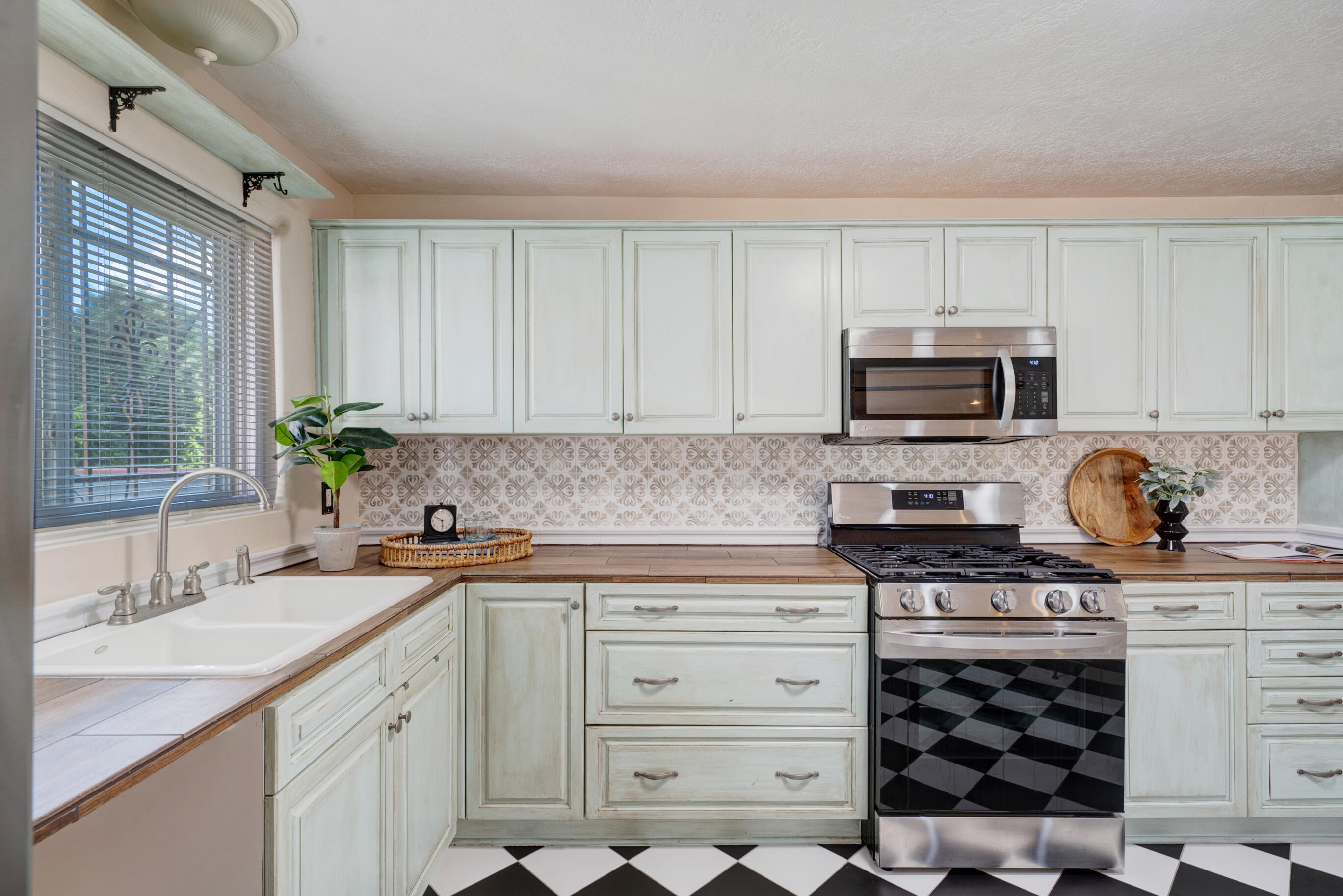 7510 Euclid Avenue NE